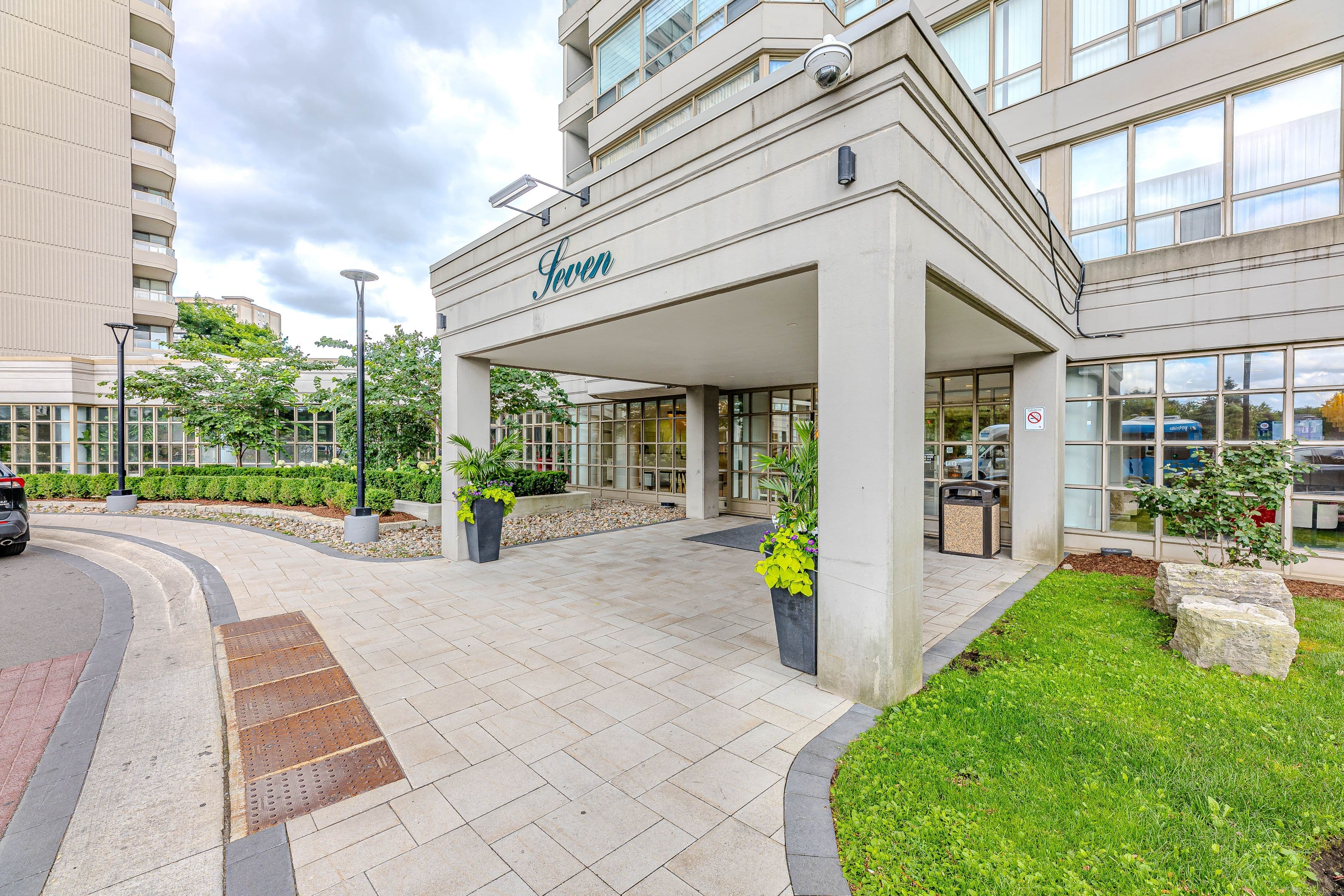 7 Townsgate Drive 1005, Vaughan, ON L4J 7Z9