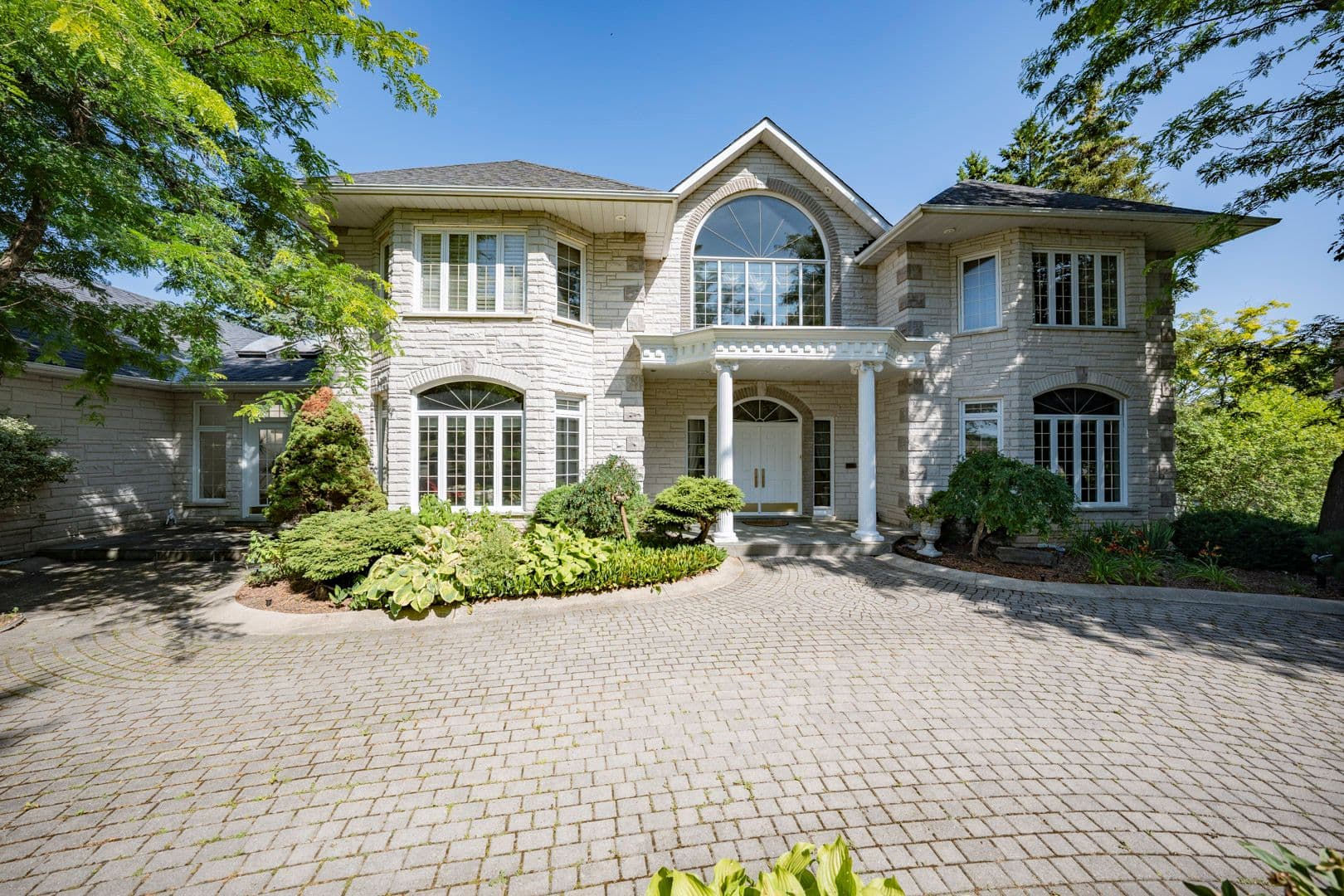 14 Alm Court, Aurora, ON L4G 6W7