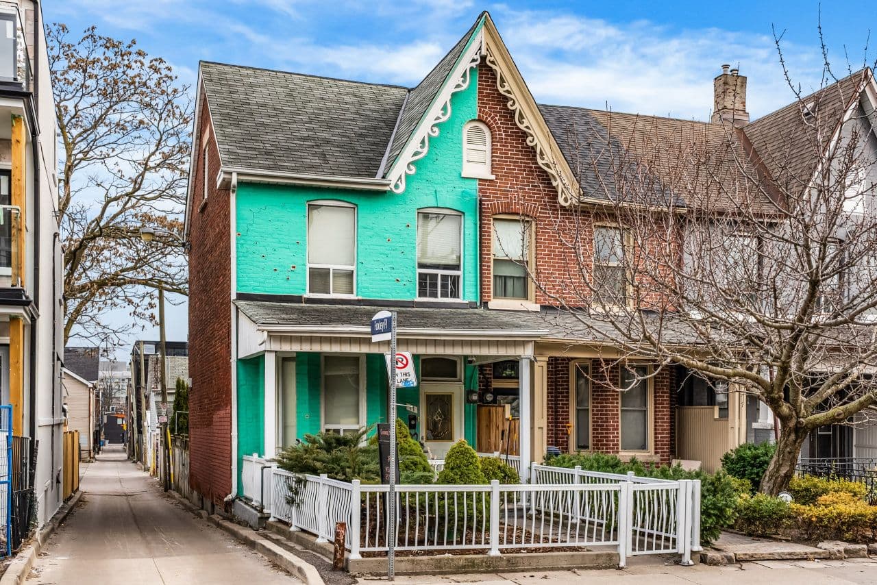 11 Foxley Street, Toronto C01, ON M6J 1P9