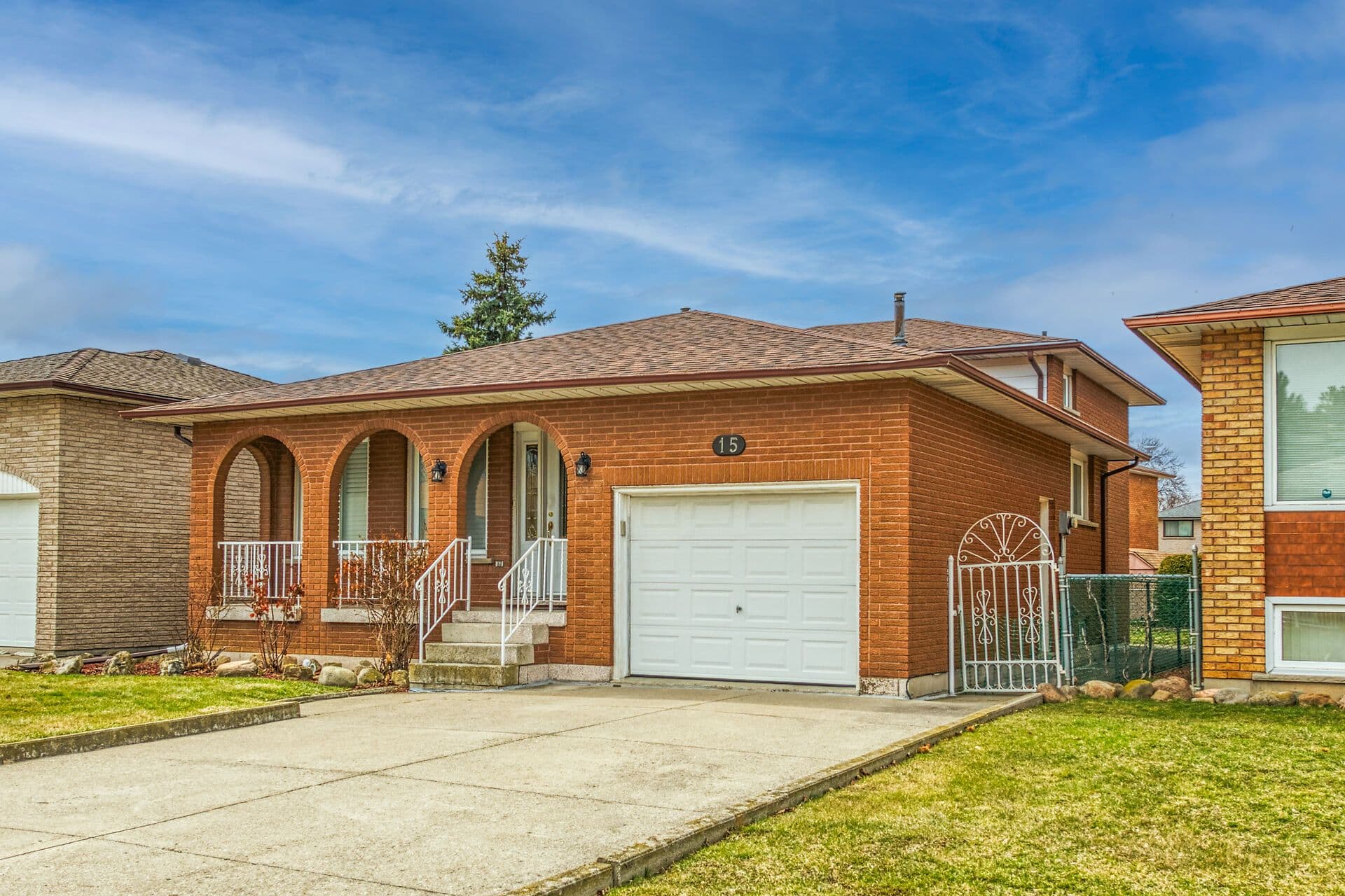 15 Fairington Crescent, Hamilton, ON L8E 3N3