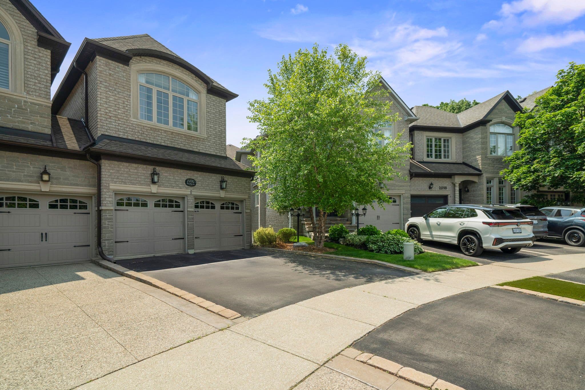 2092 PINEVALLEY Crescent, Oakville, ON L6H 6L8
