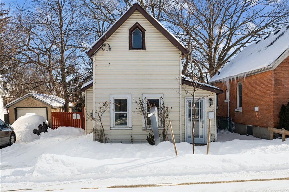 8 Tasker Street, St. Catharines, ON L2R 3Z8