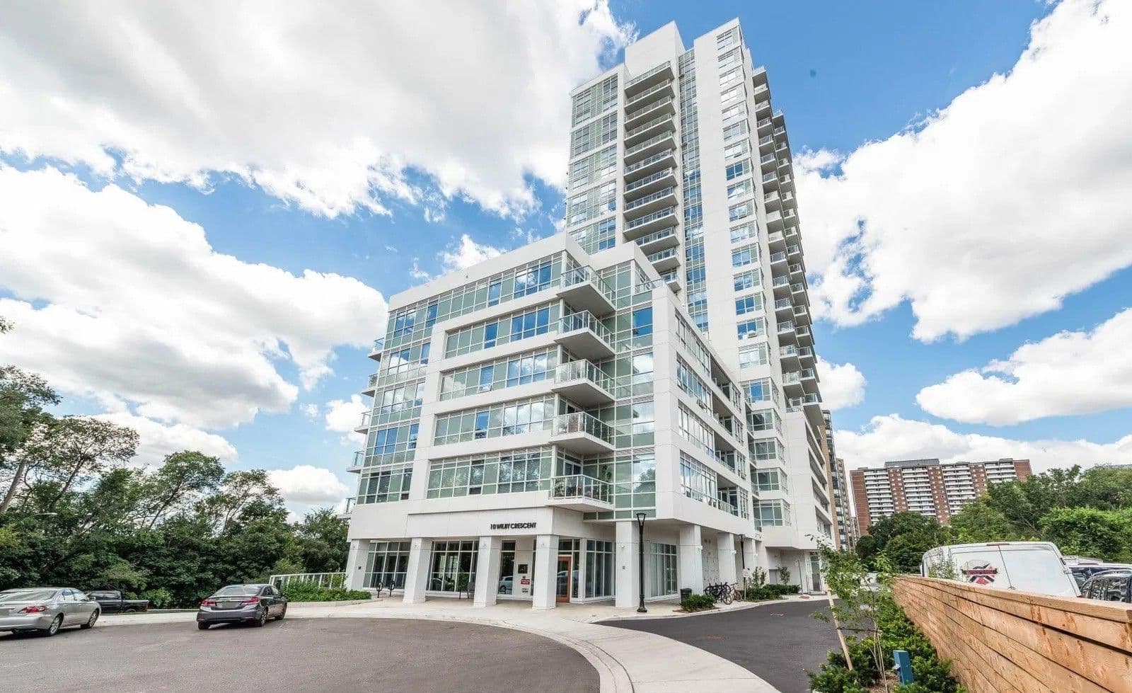 10 Wilby Crescent 202, Toronto W04, ON M9N 0B6