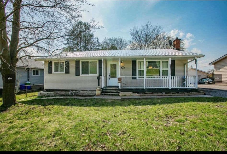 98 The Queensway South Avenue S, Georgina, ON L4P 1Z4