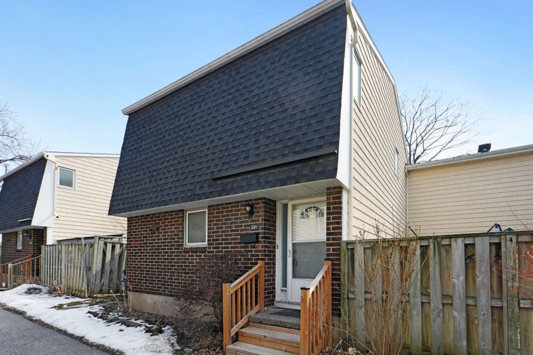 221 Petrie Lane, Kanata, ON K2K 1Z5