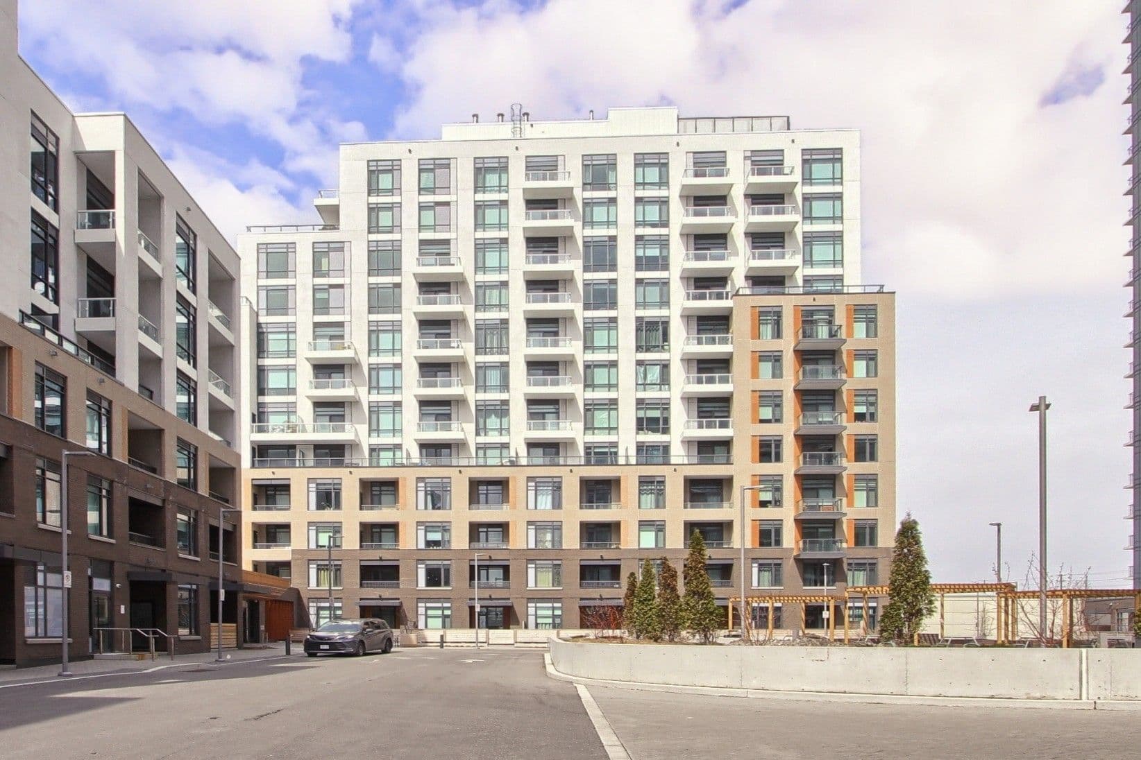 8 Beverley Glen 413, Vaughan, ON L4J 0L5