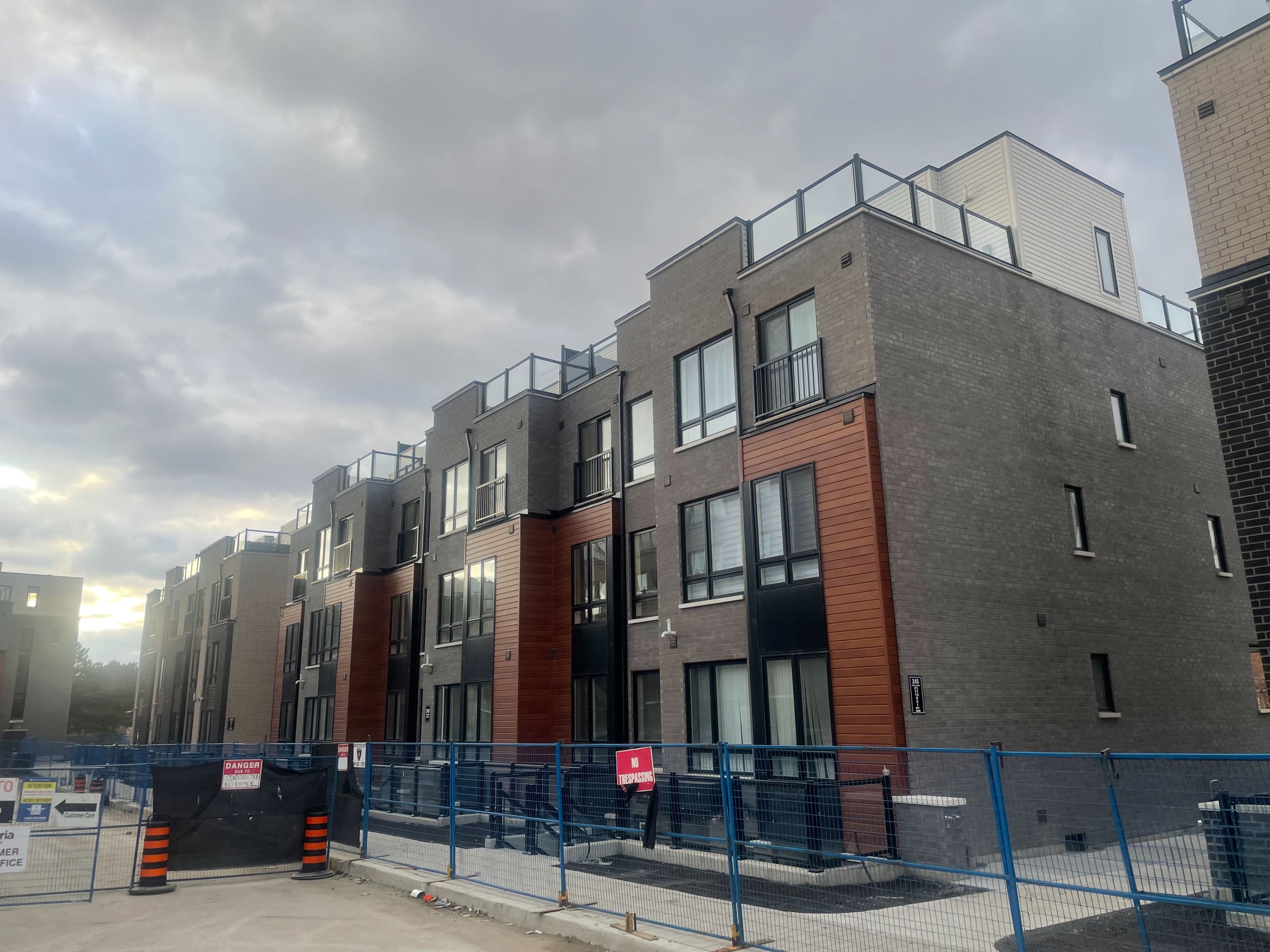 245 Mclevin Avenue 19, Toronto E11, ON M1B 0E8