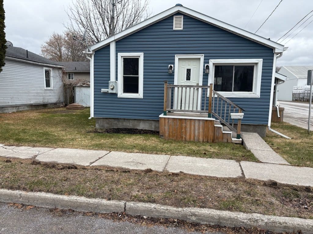 48 Bentinck Street W, Quinte West, ON K8V 4E3