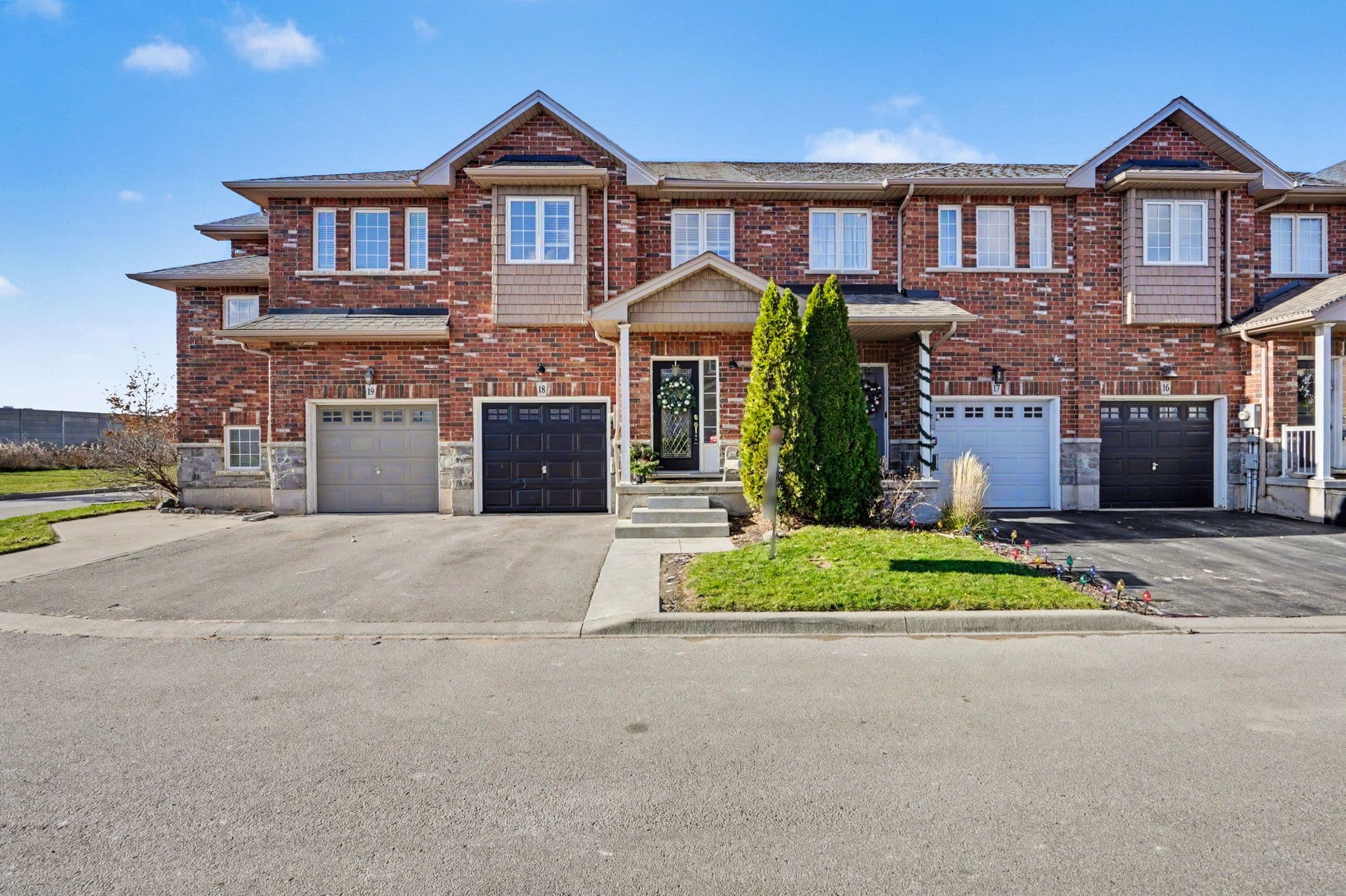 45 SEABREEZE Crescent 18, Hamilton, ON L8E 0G1