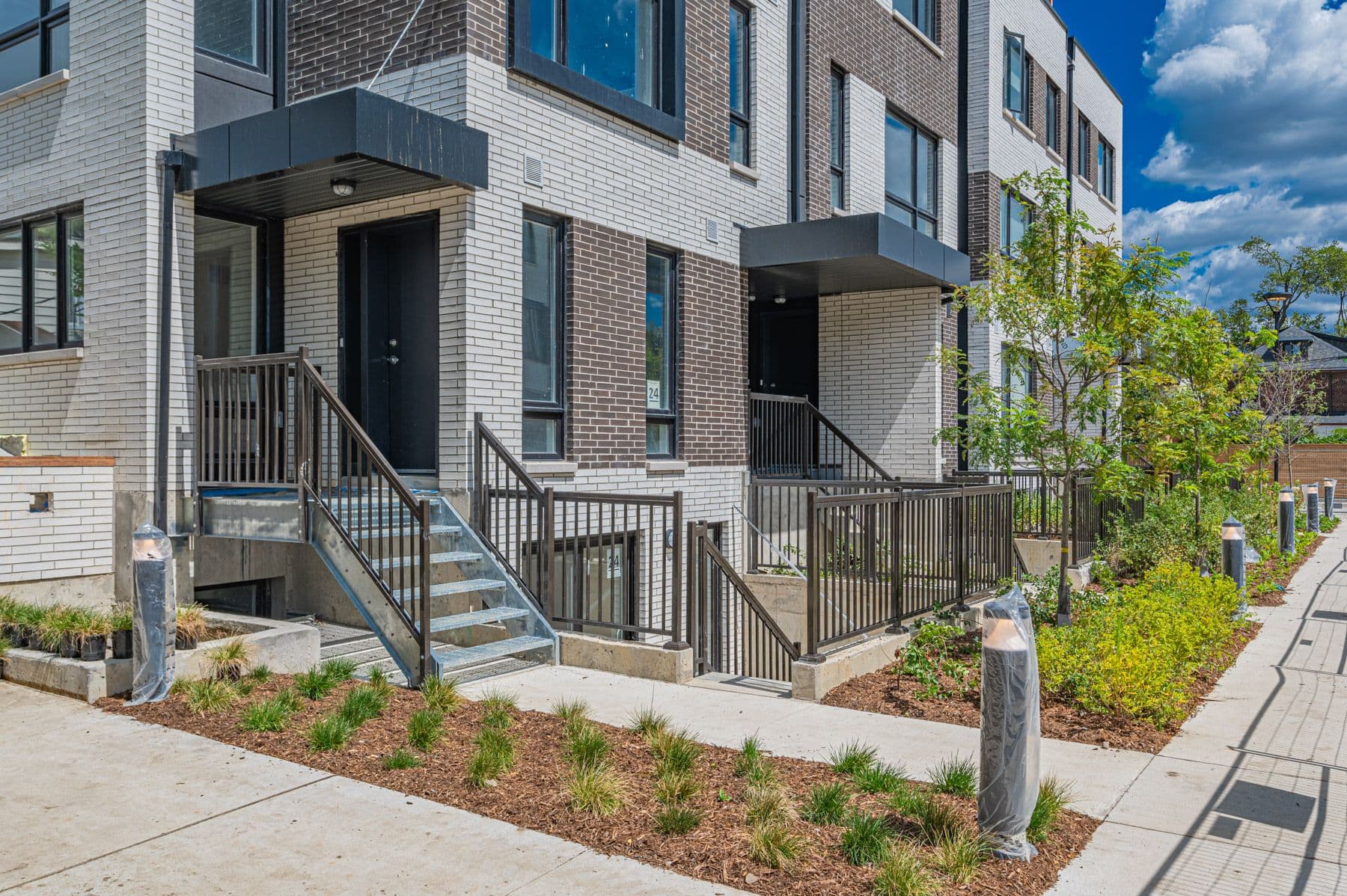 20 Ed Clark Gardens TH8, Toronto W03, ON M6N 0B5