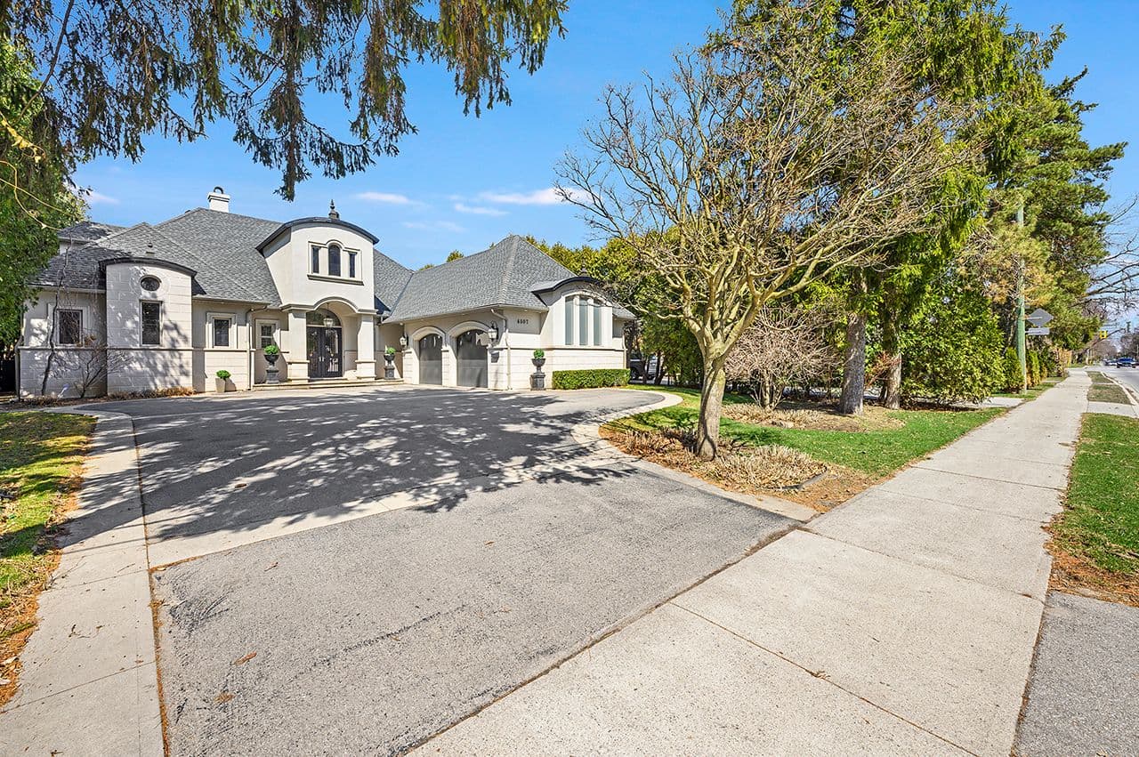 4507 Lakeshore Road, Burlington, ON L7L 1B3