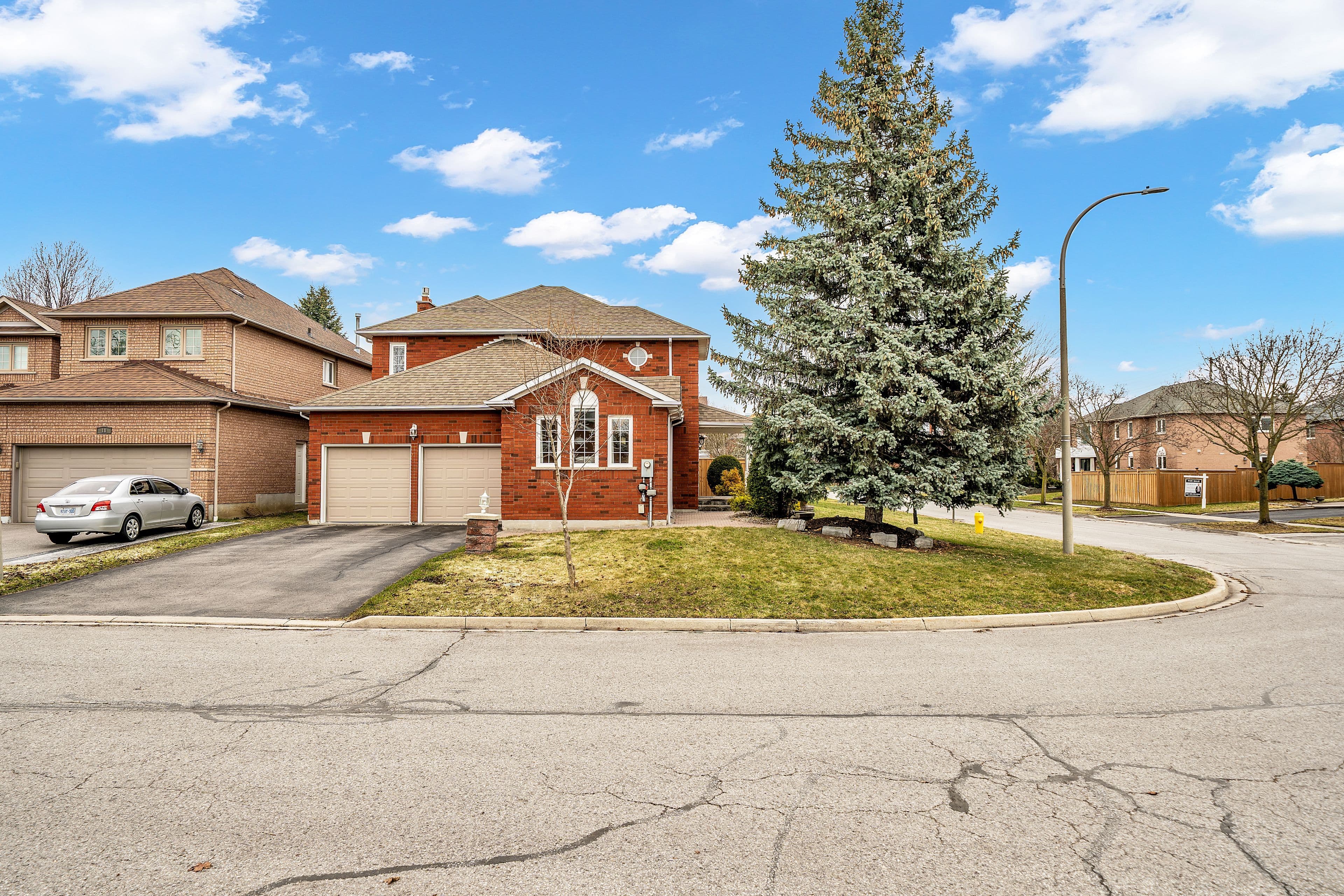 16 Bancroft Crescent, Whitby, ON L1R 2E6