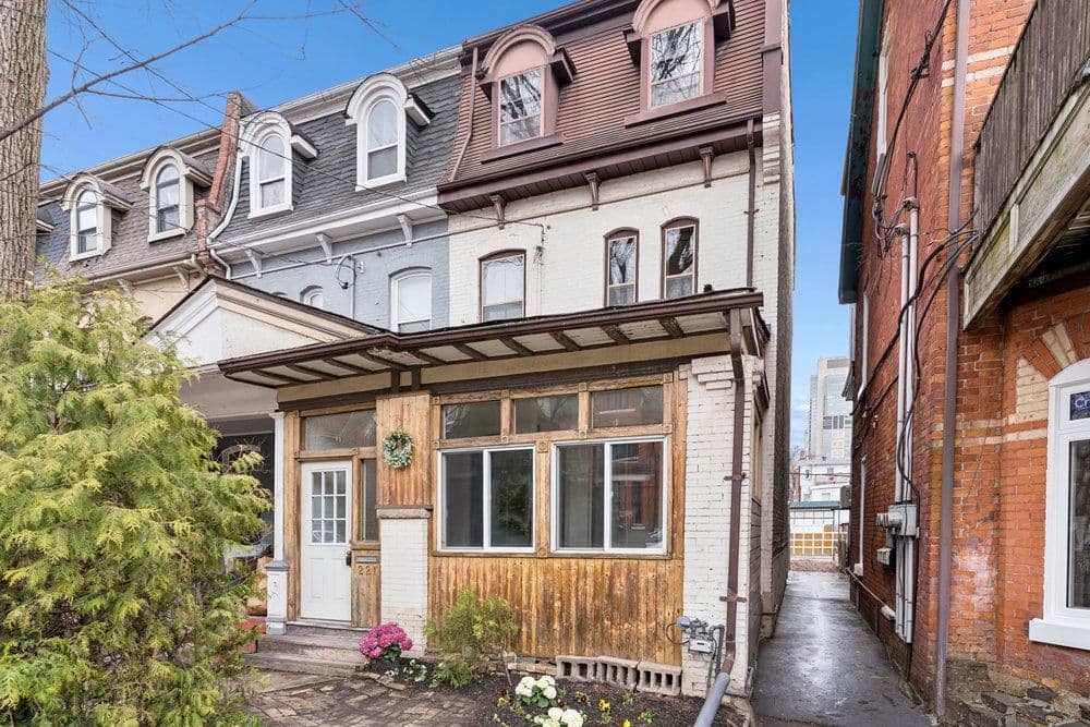 221 Beverley Street, Toronto C01, ON M5T 1Z4