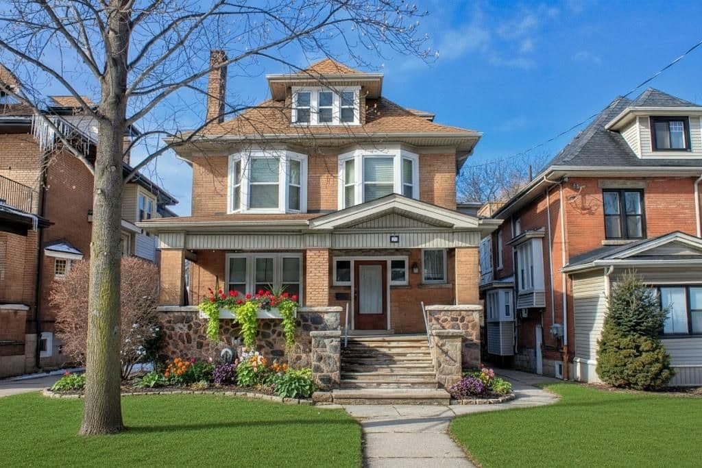 22 BLAKE Street 3, Hamilton, ON L8M 2S5