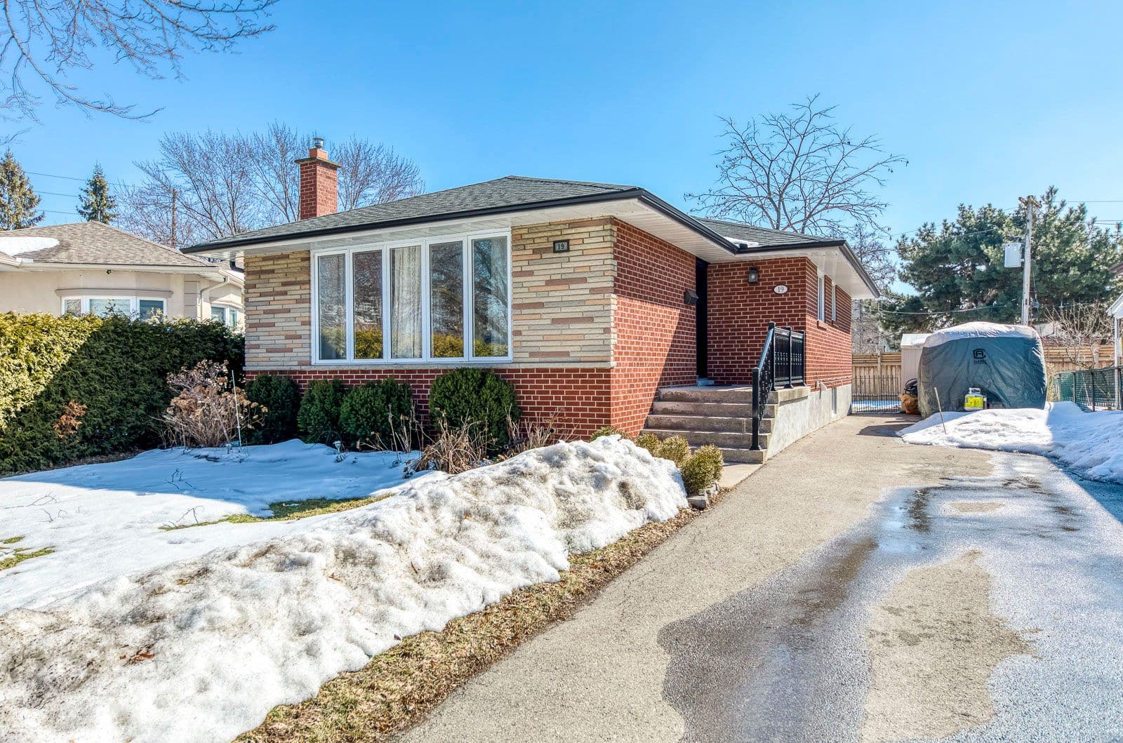 19 Powburn Place, Toronto W09, ON M9R 2C5