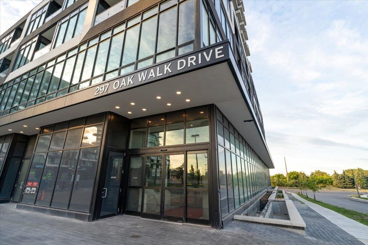 297 Oak Walk Drive 2002, Oakville, ON L6H 3R6