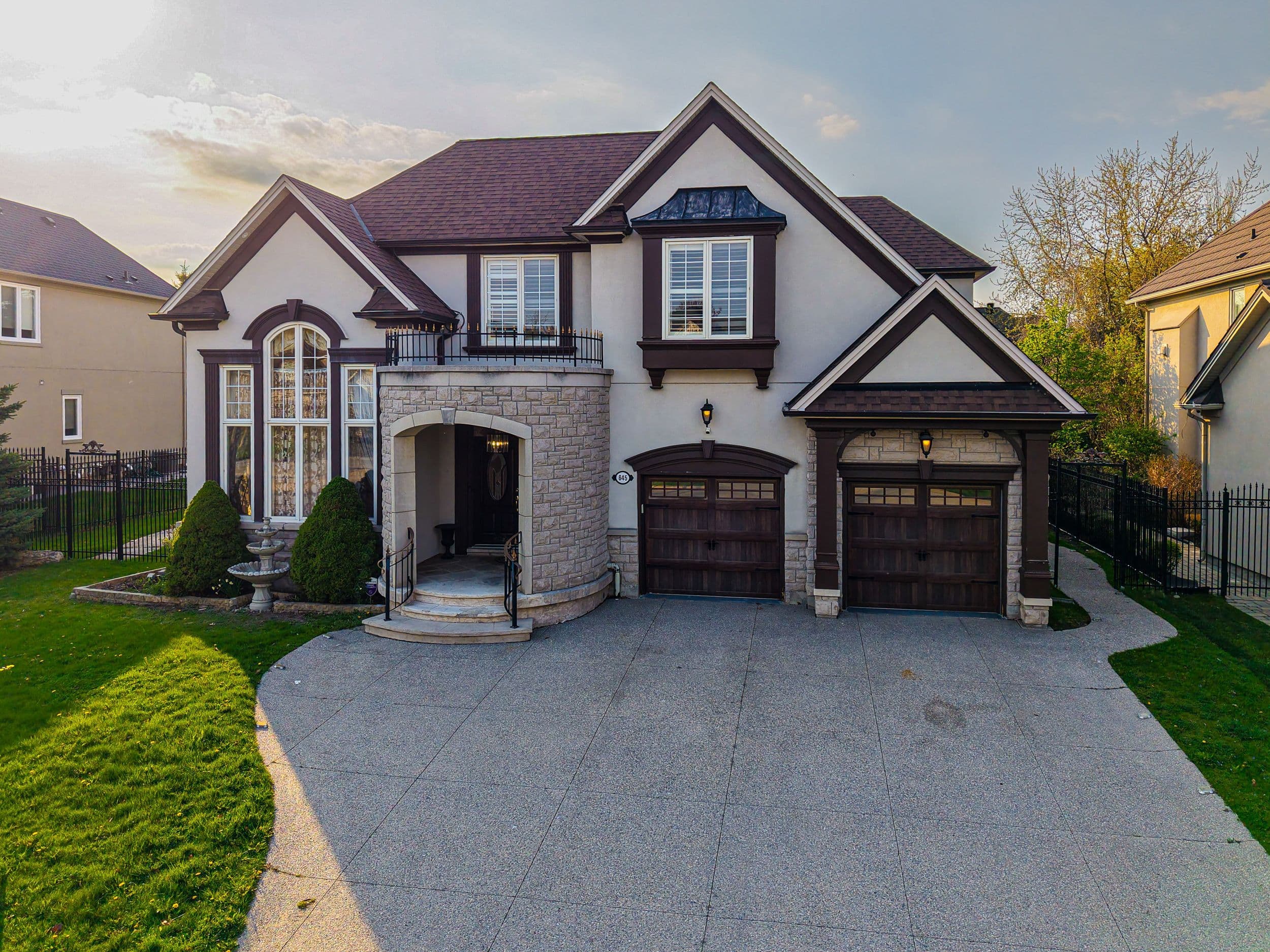 645 Cranleigh Court, Mississauga, ON L5H 4L4