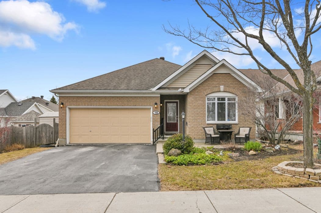 18 Spinney Way, Barrhaven, ON K2J 4Y8