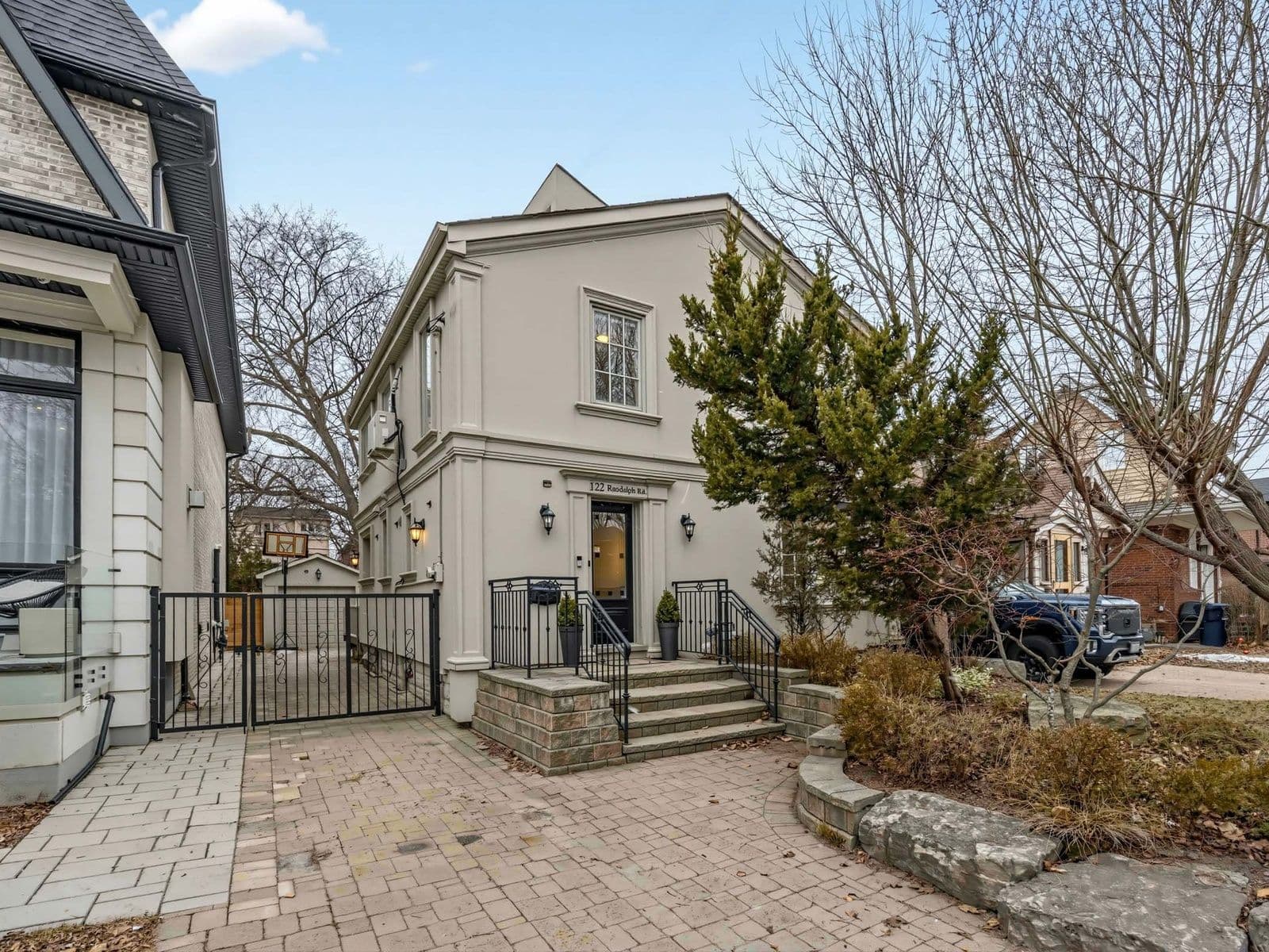 122 Randolph Road, Toronto C11, ON M4G 3R9