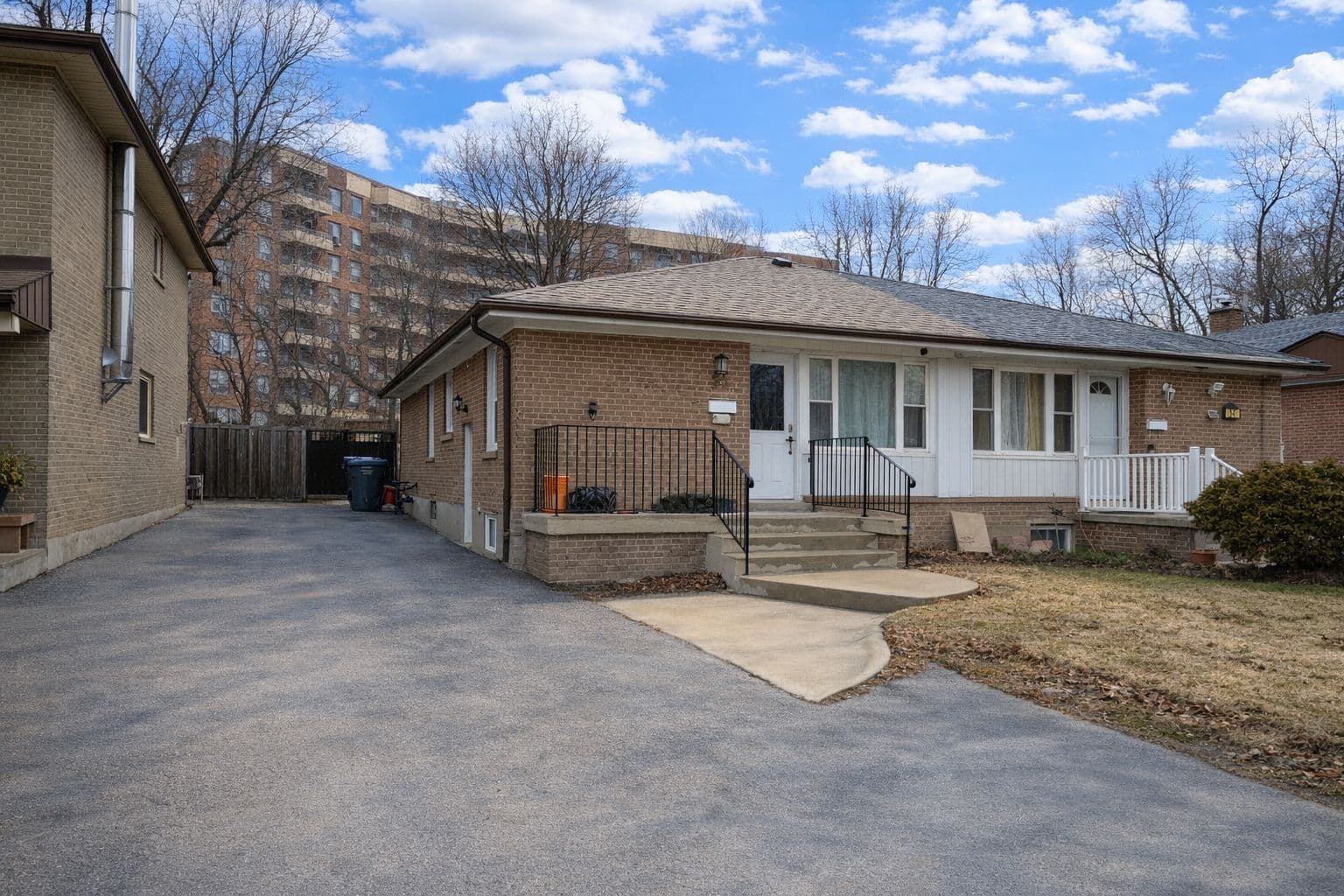 56 Corby Crescent Lower, Brampton, ON L6Y 1H1