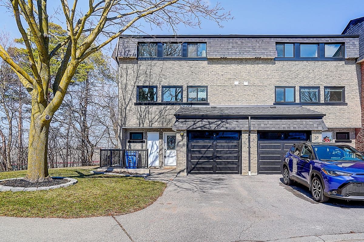 40 Henderson Drive, Aurora, ON L4G 3L2