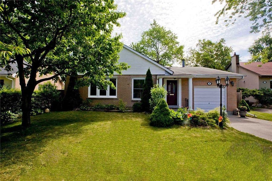 46 Overton Crescent, Toronto C13, ON M3B 2V2