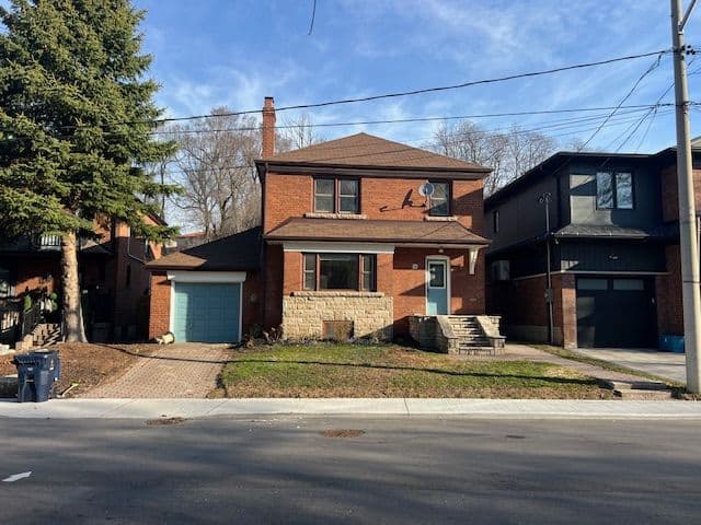 18 Alder Road, Toronto E03, ON M4B 2Y4