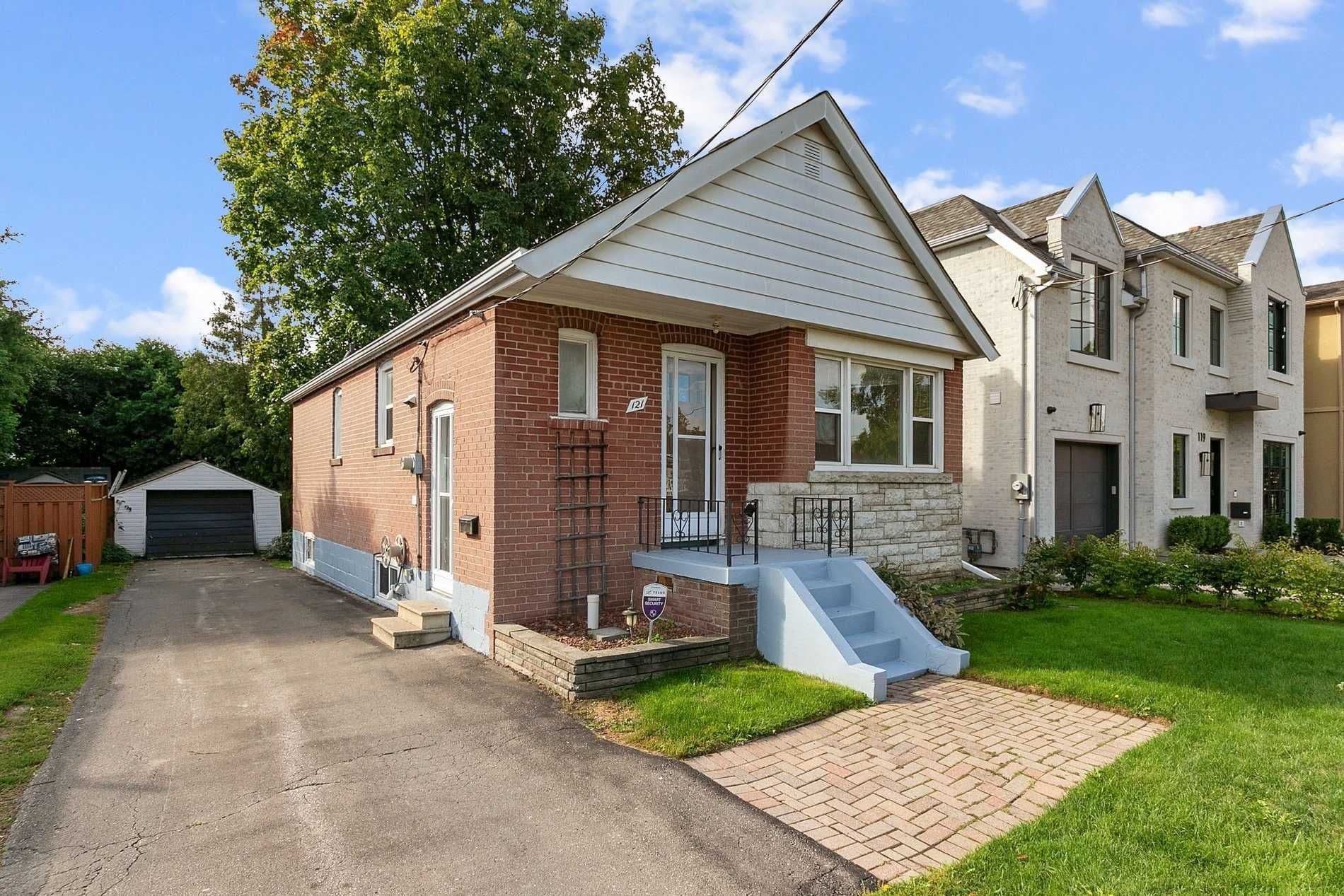 121 Yardley Avenue, Toronto E03, ON M4B 2B3