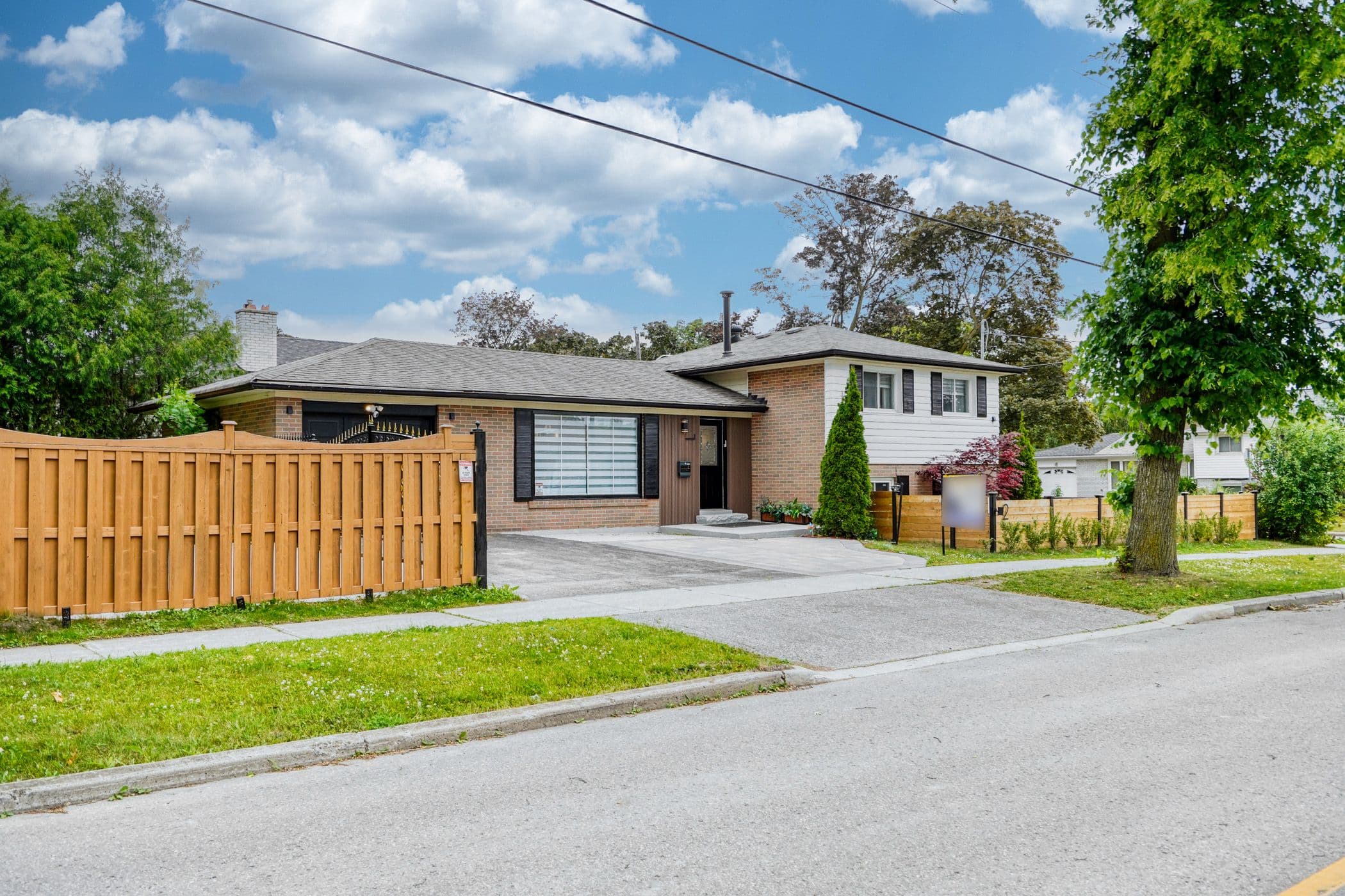 2 Lesgay Crescent, Toronto C15, ON M2J 2H8