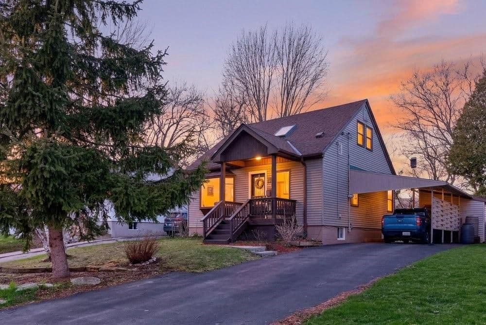 9 Morton Avenue, Hamilton, ON L9H 2P4