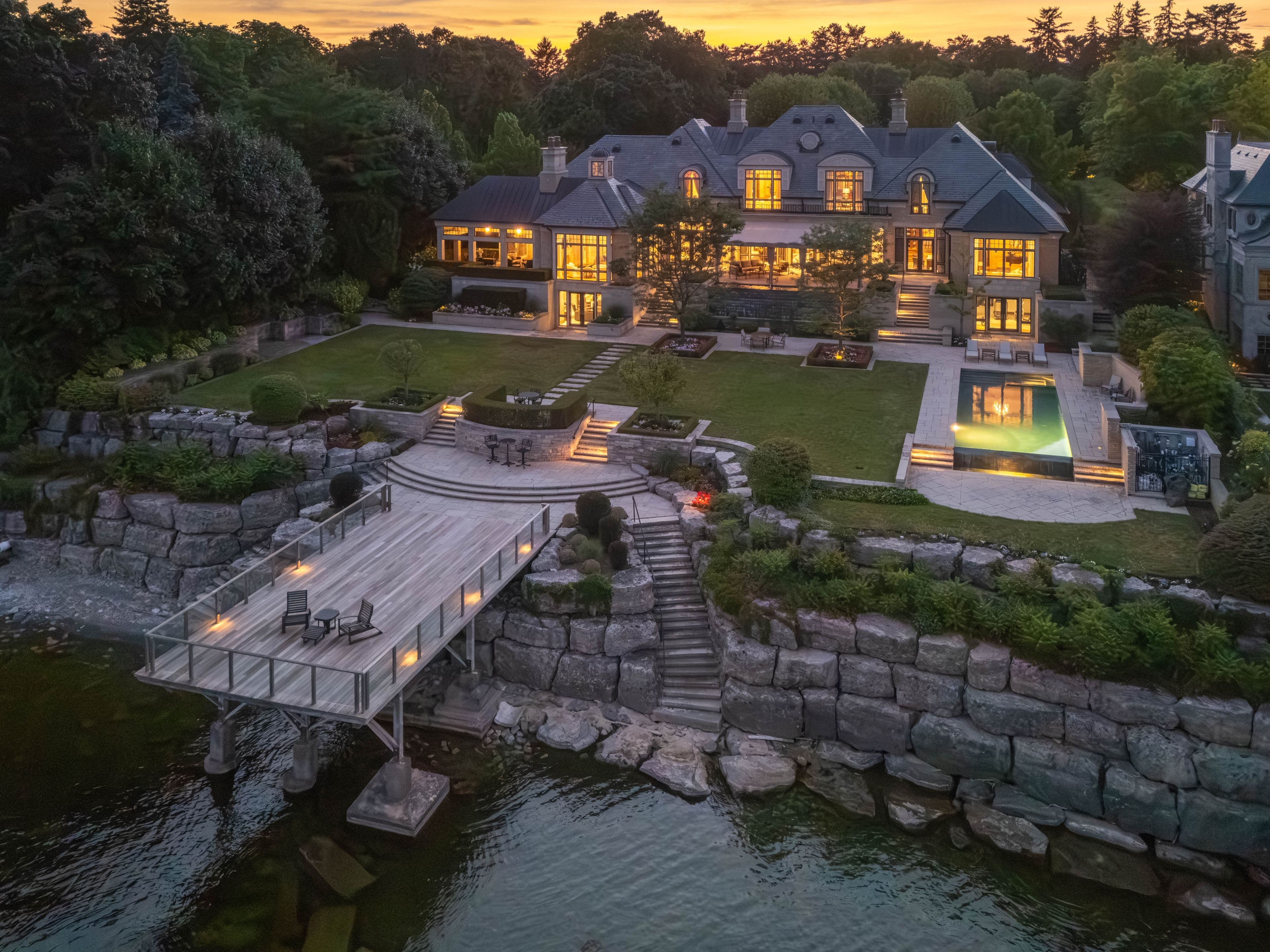 2054 Lakeshore Road E, Oakville, ON L6J 1M3