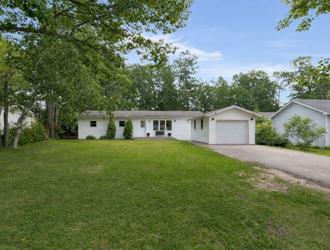 1853 River Road W, Wasaga Beach, ON L9Z 1L1