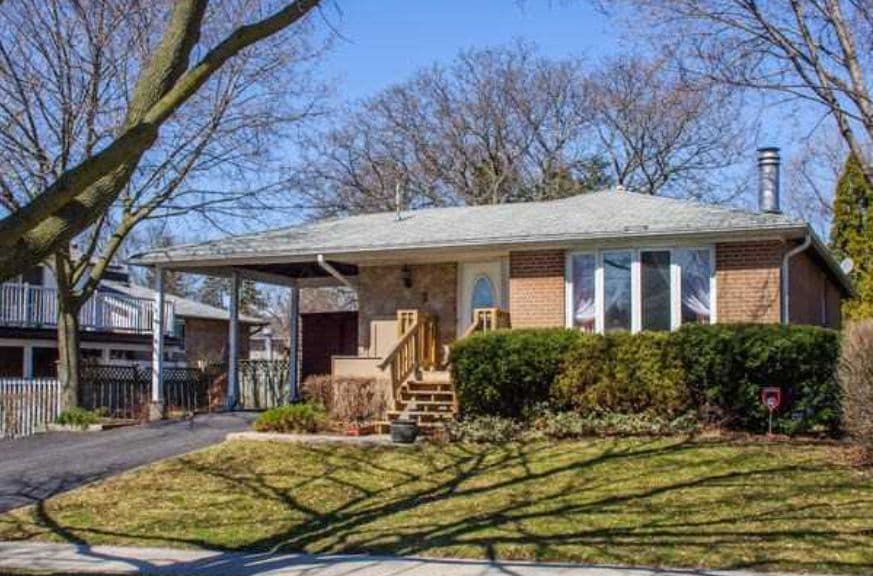 3 Glentworth Road Lower, Toronto C15, ON M2J 2E4