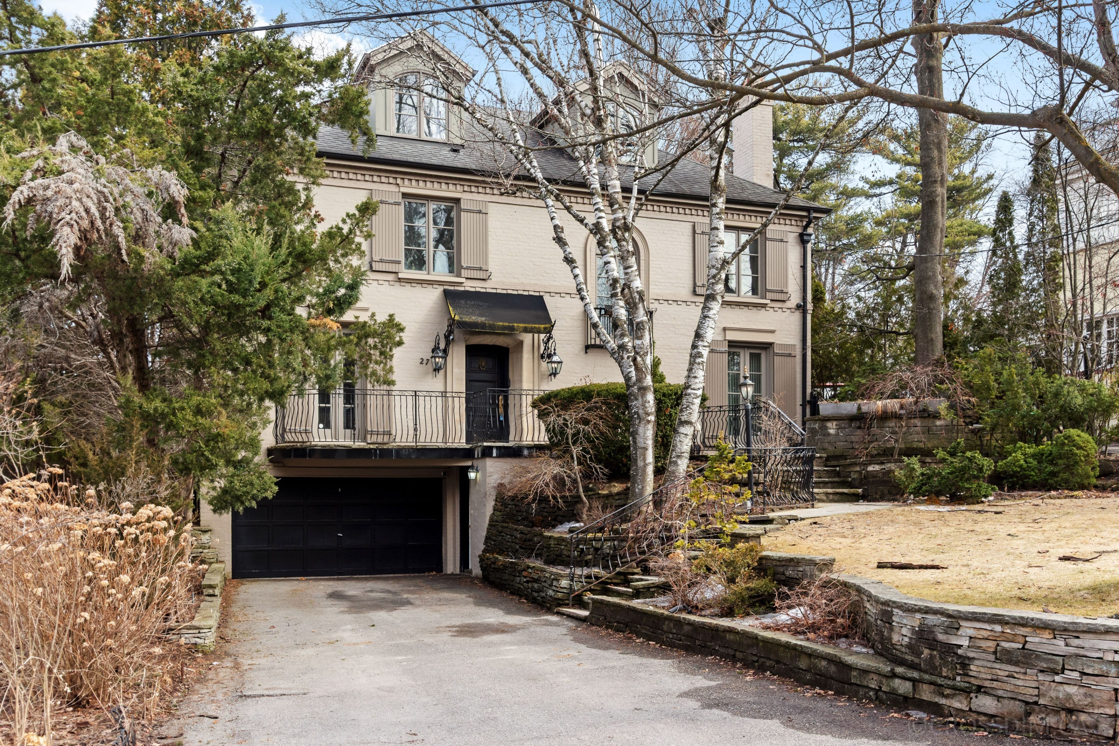 27 Strathgowan Crescent, Toronto C04, ON M4N 2Z6