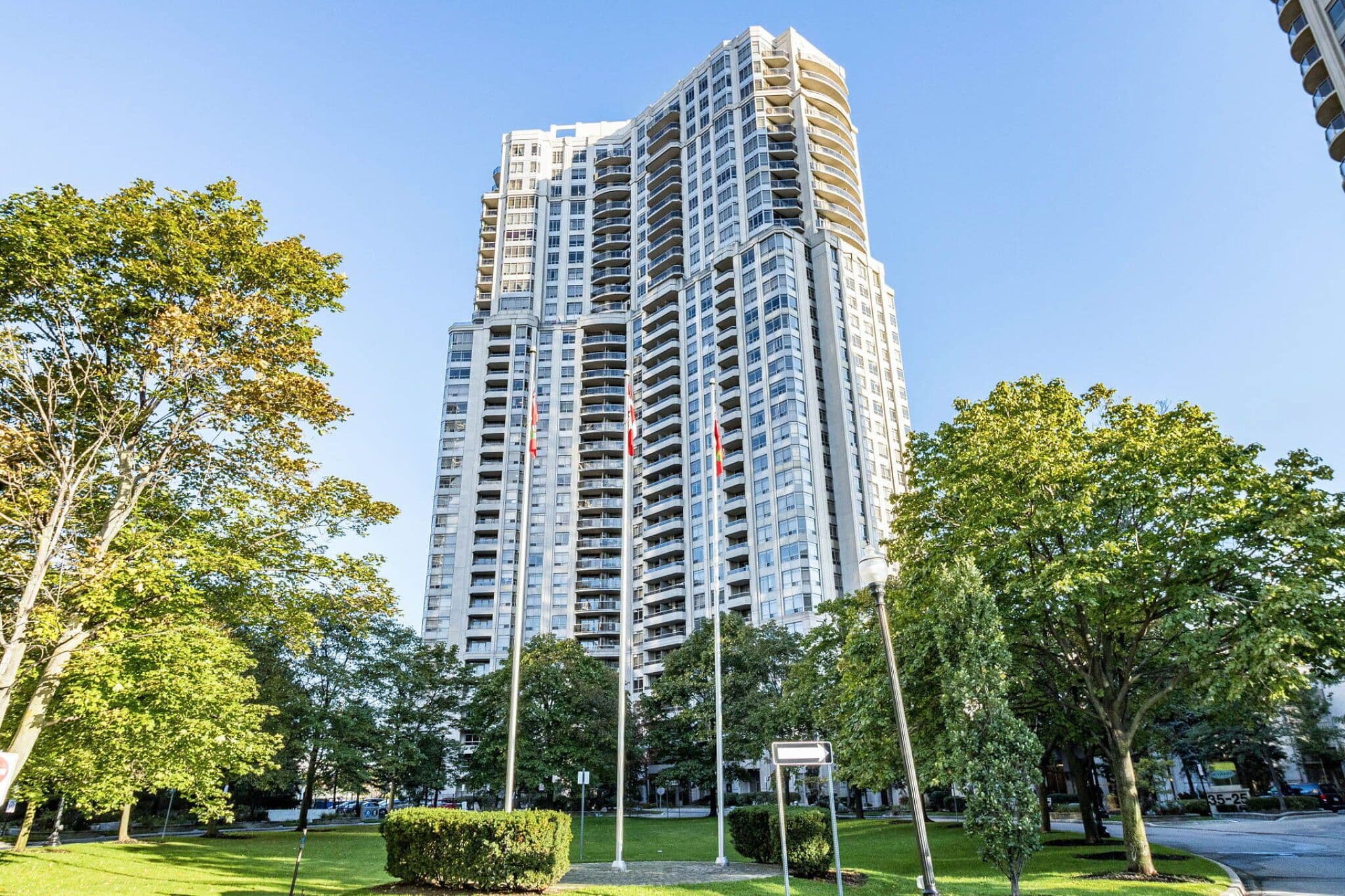 35 Kingsbridge Garden Circle 408, Mississauga, ON L5R 3Z5