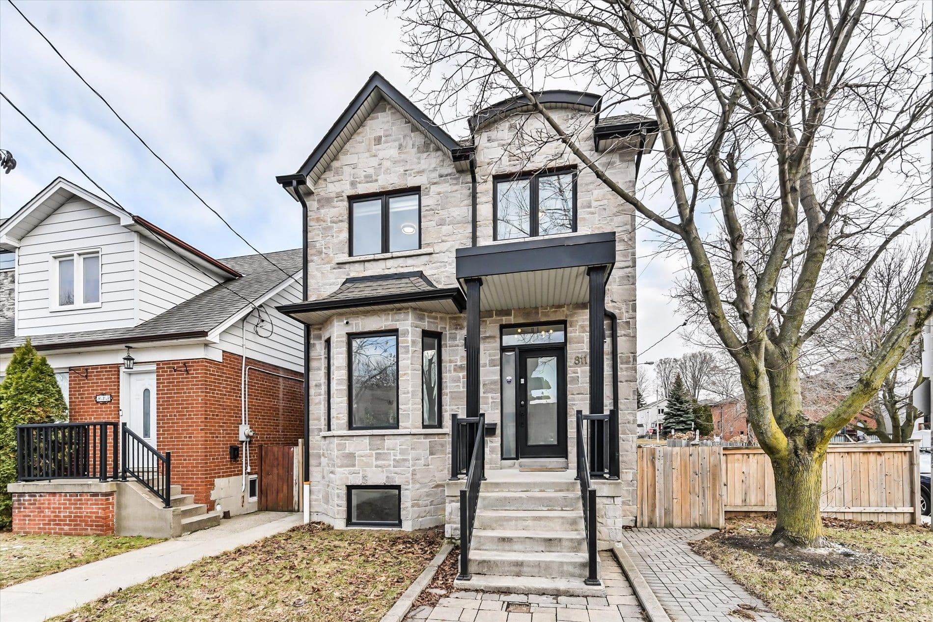 811 Cosburn Avenue, Toronto E03, ON M4C 2V9