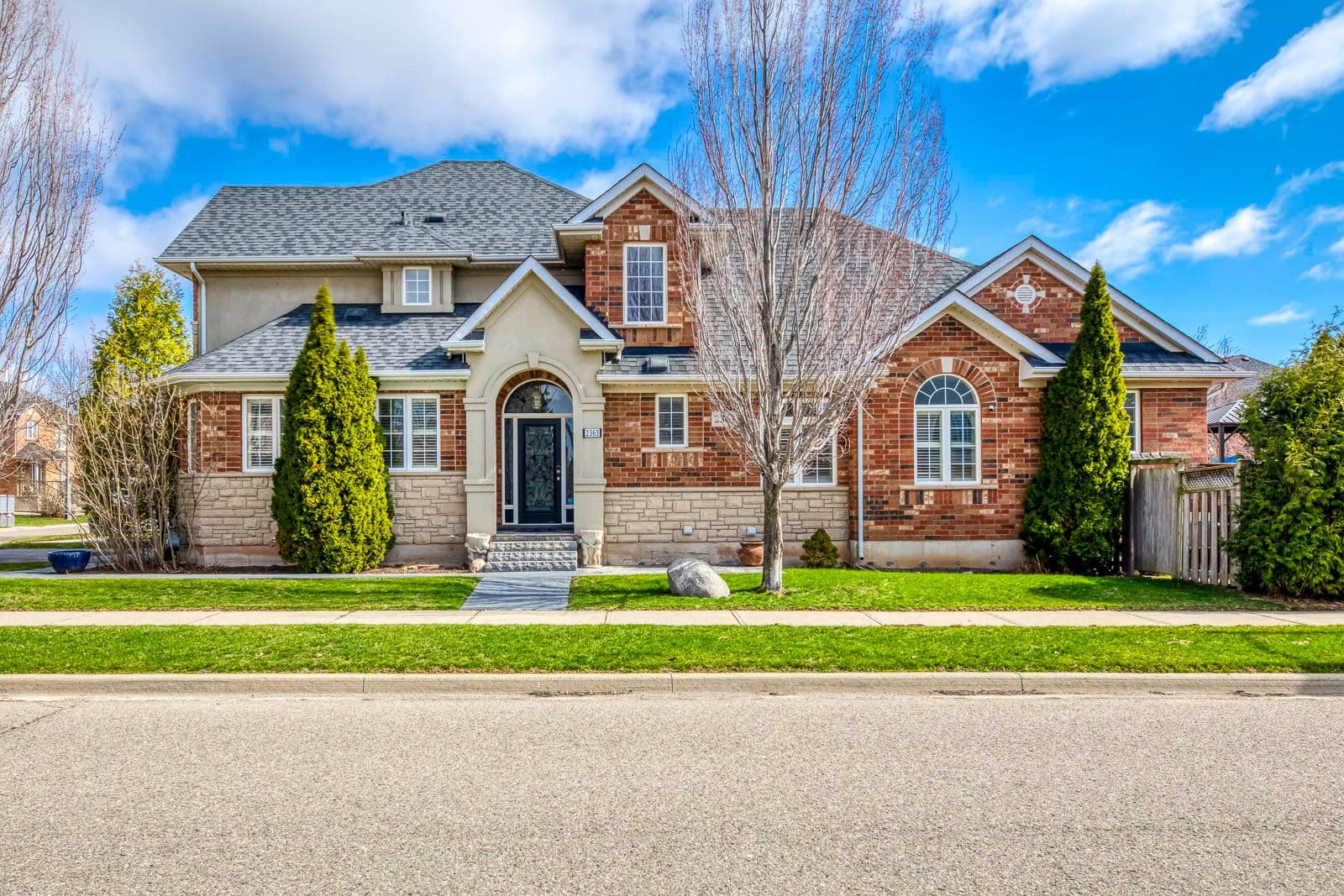 2363 Parkglen Avenue, Oakville, ON L6M 4Y4