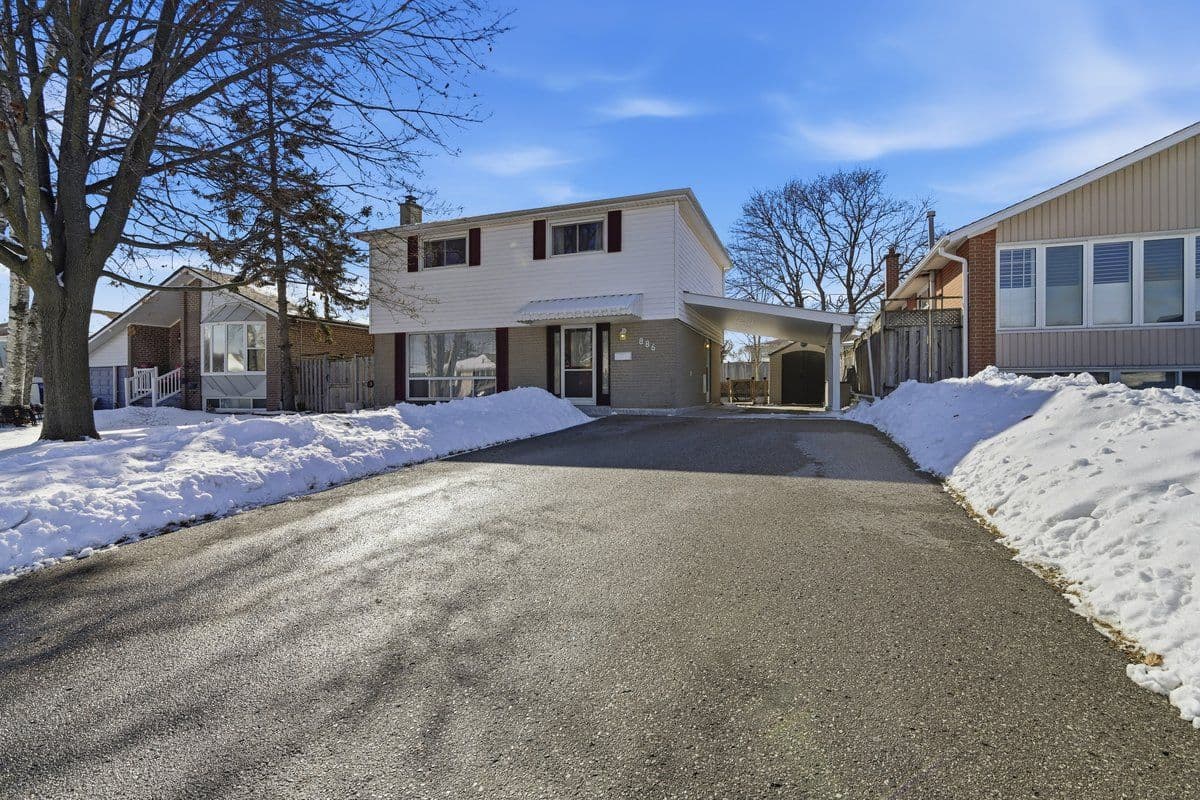 886 Antonio Street, Pickering, ON L1W 1T3