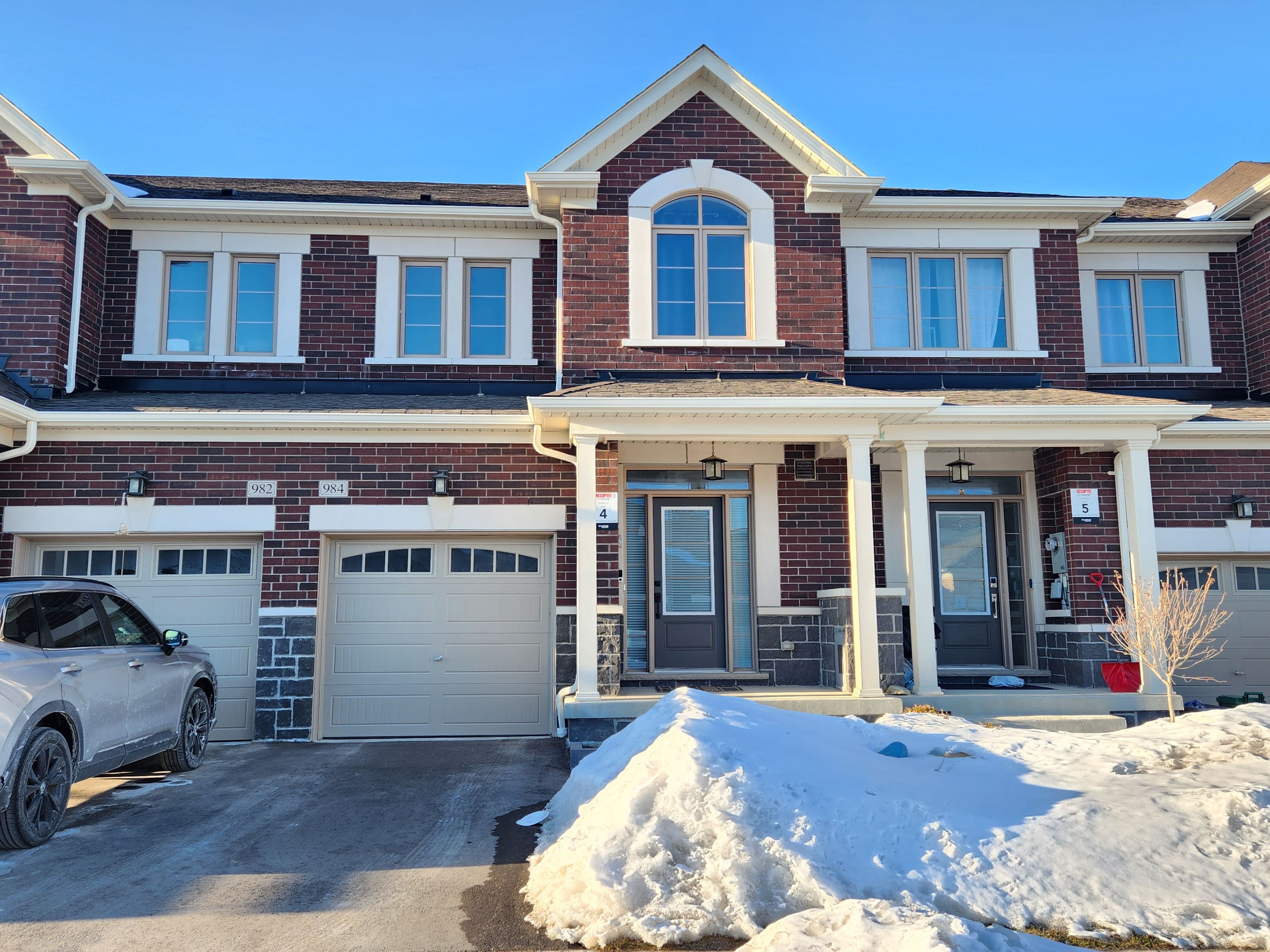 984 Crowsnest Hollow, Pickering, ON L1X 0P4