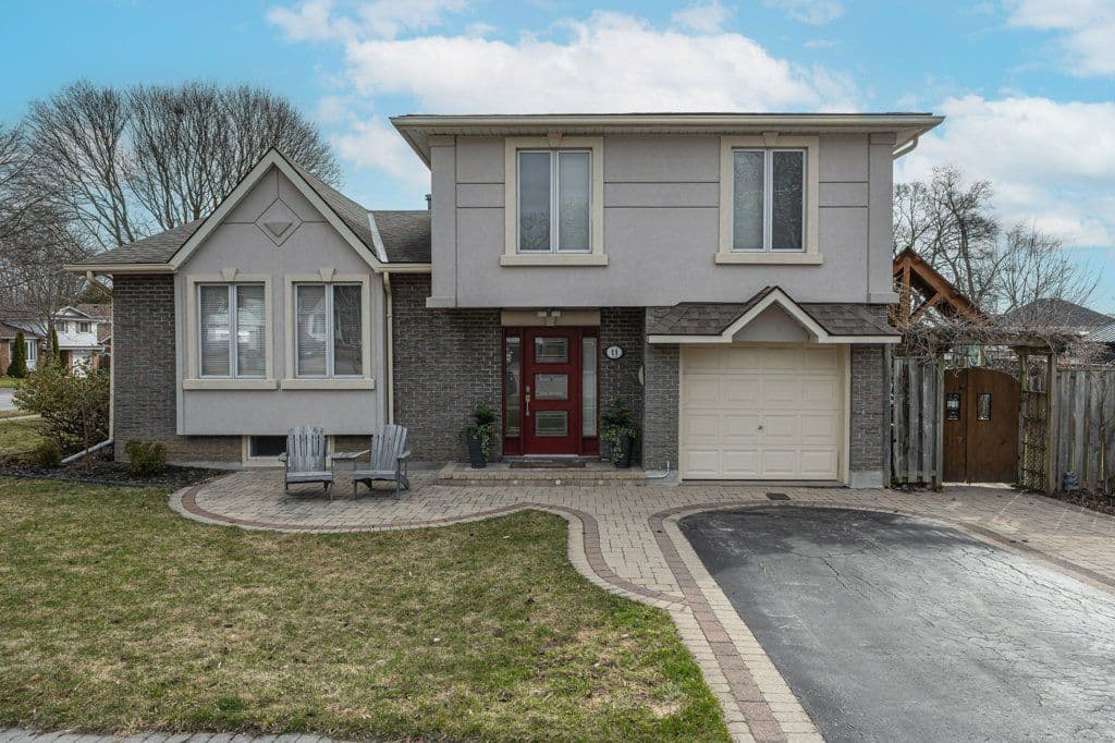11 Lorraine Court, Clarington, ON L1C 3L5