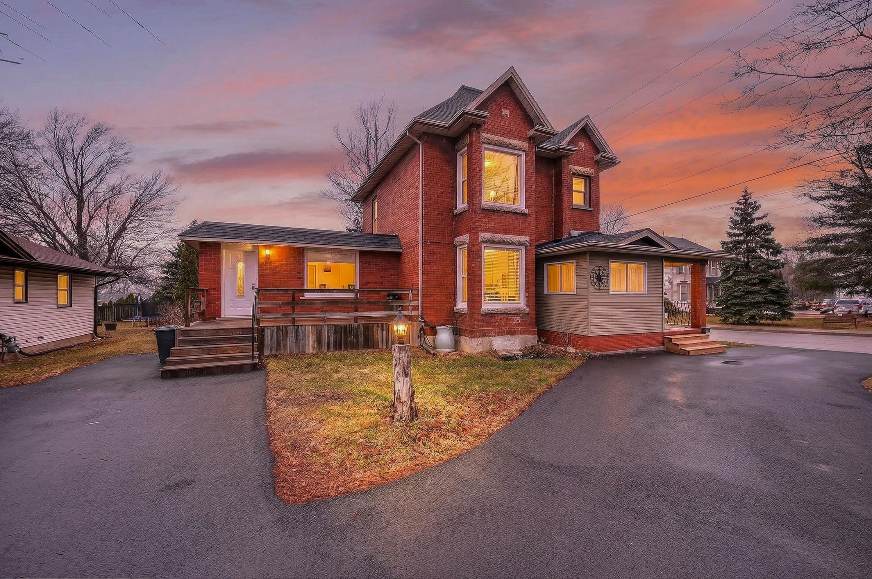 287 Main Street E, Grimsby, ON L3M 1P9