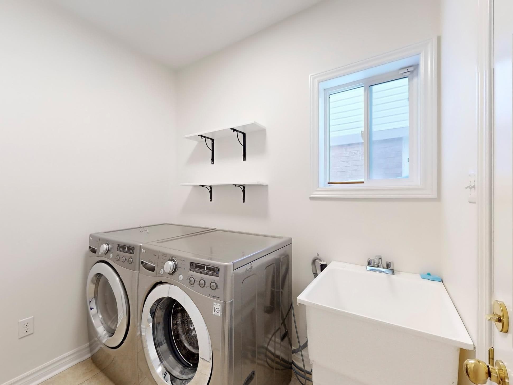 20 Charlemagne Avenue, Barrie, ON L4M 0A7