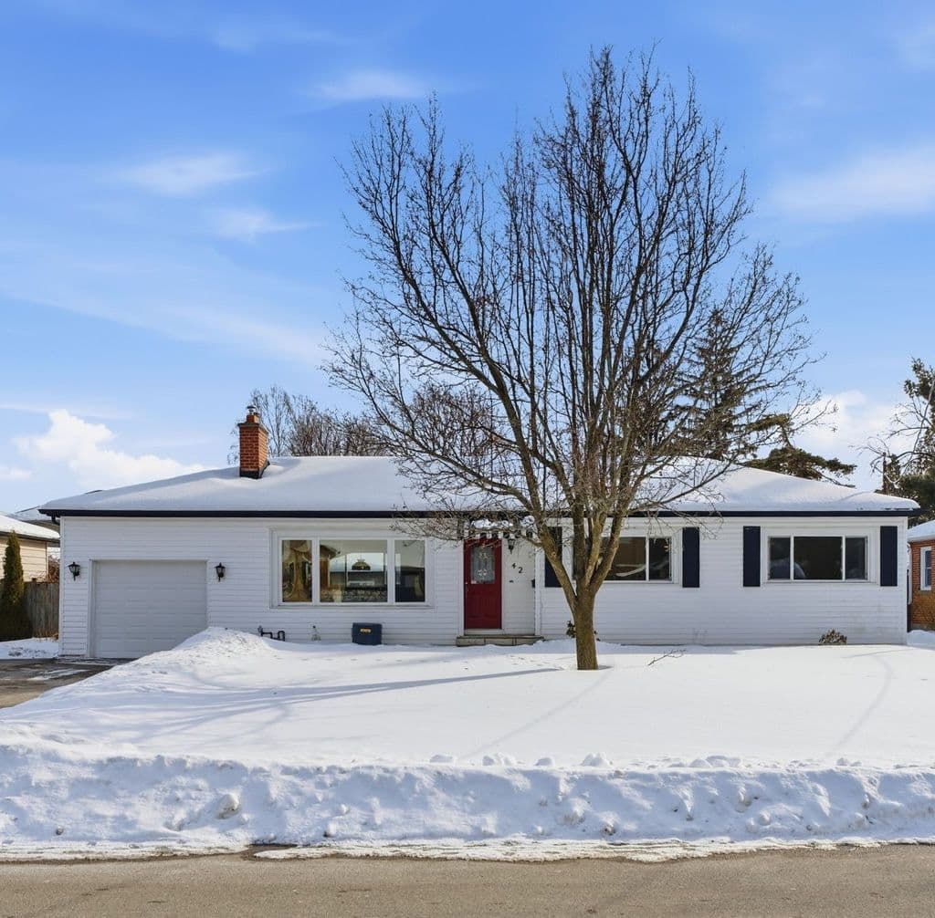 42 Gilbert Avenue, Hamilton, ON L9G 1R4