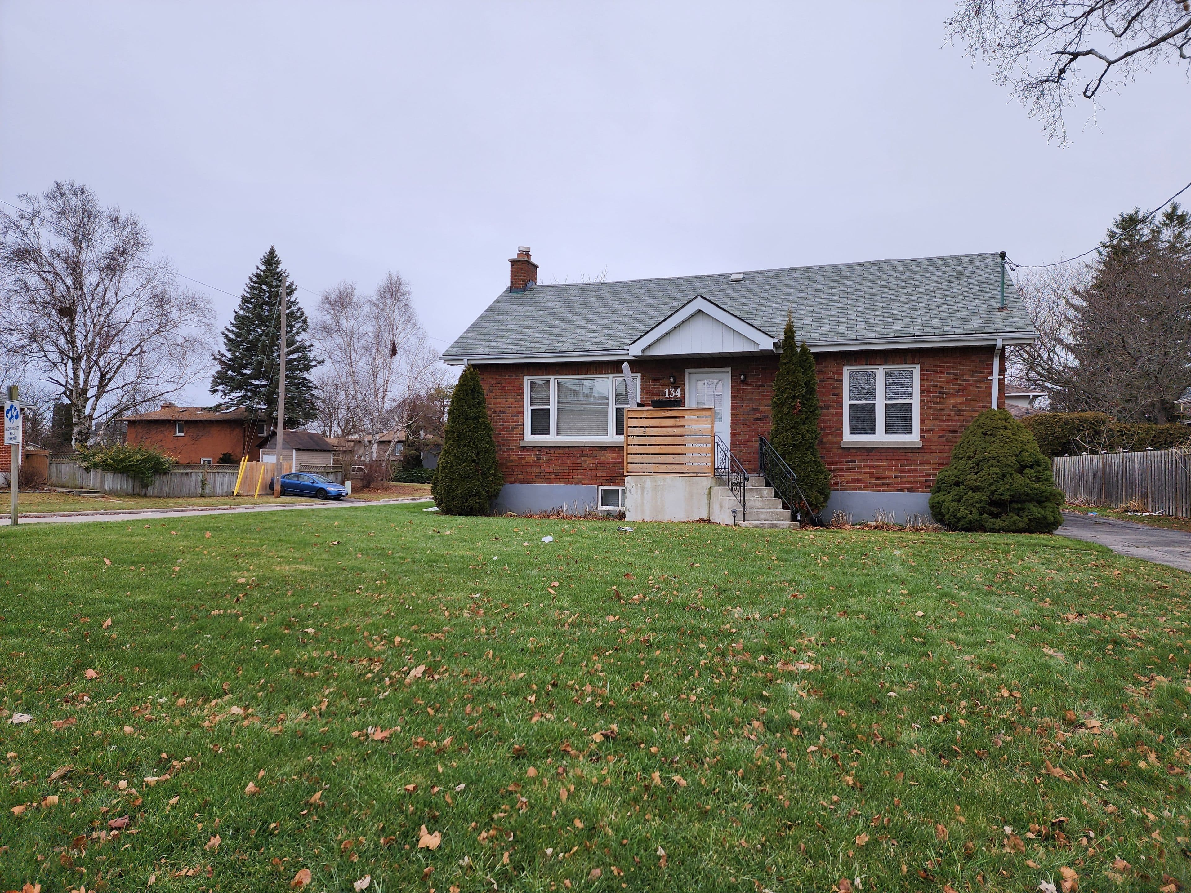 134 Harmony Road S Main, Oshawa, ON L1H 6T3