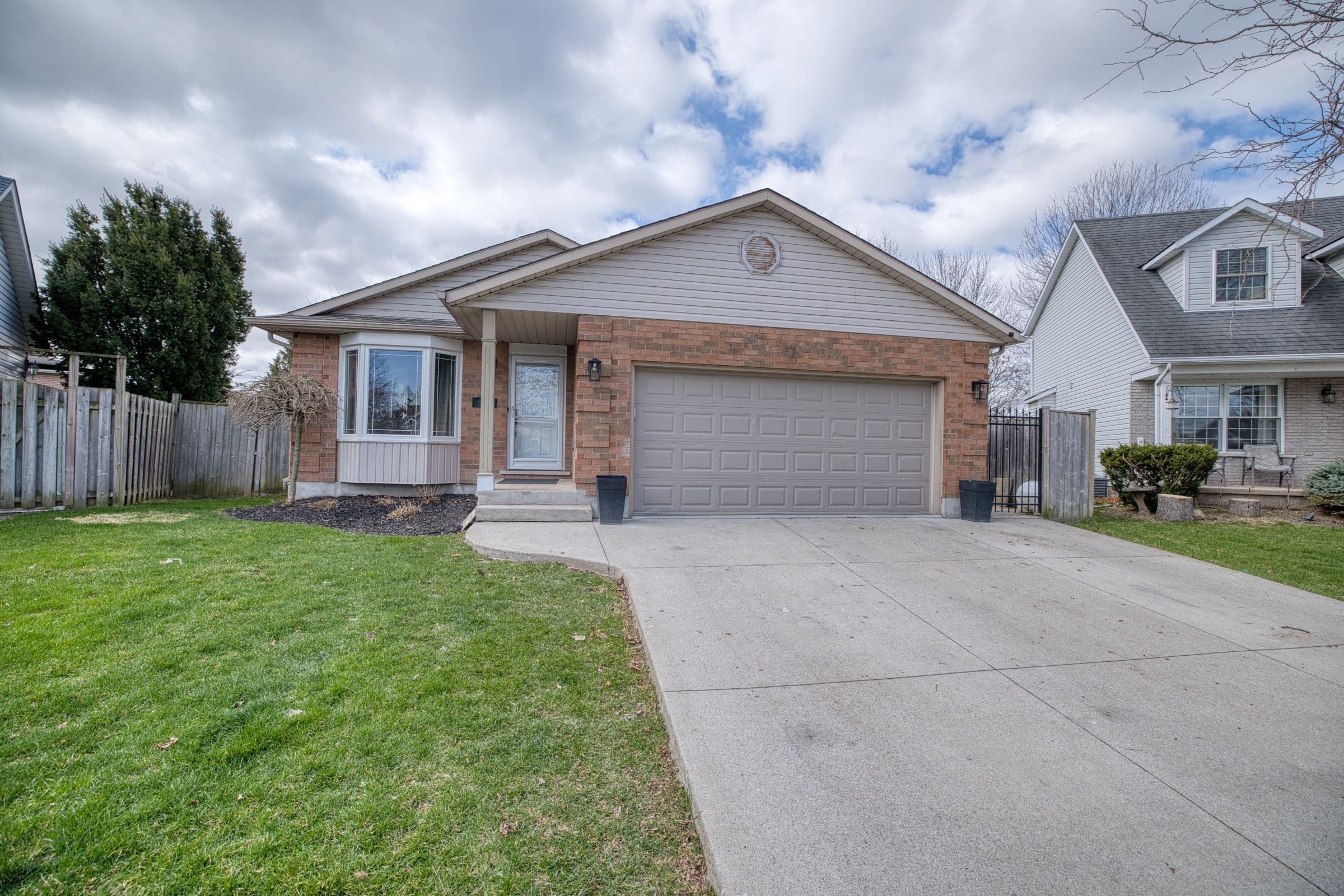 16 Leonard Drive, St. Catharines, ON L2S 3V2