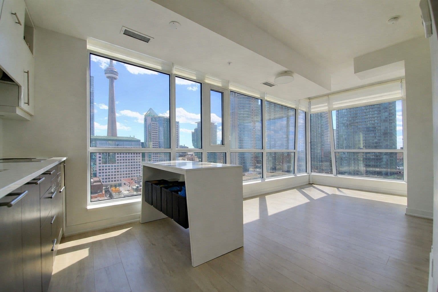 30 Nelson Street 1607, Toronto C01, ON M5V 0H5