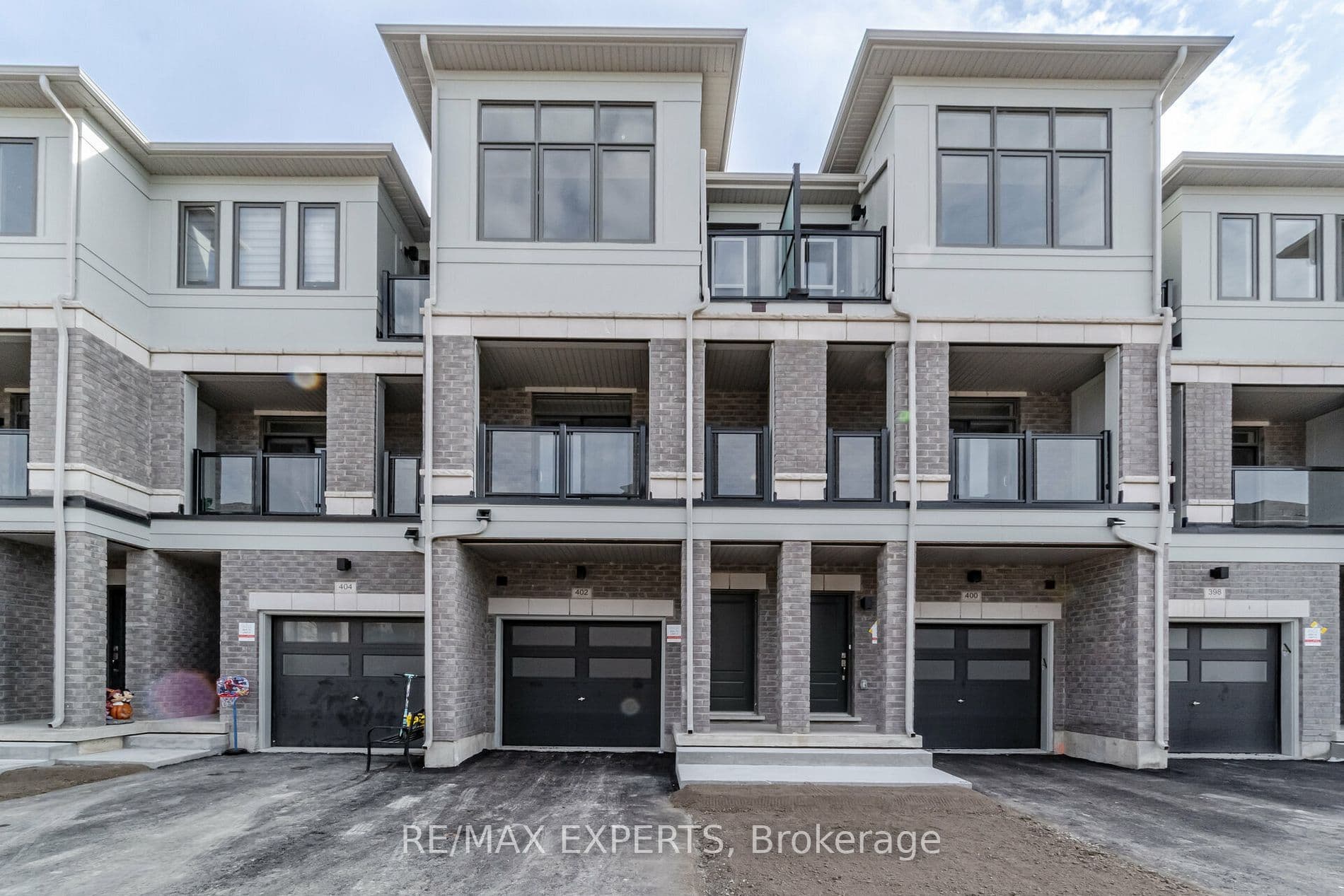 402 Okanagan Path, Oshawa, ON L1H 0B1