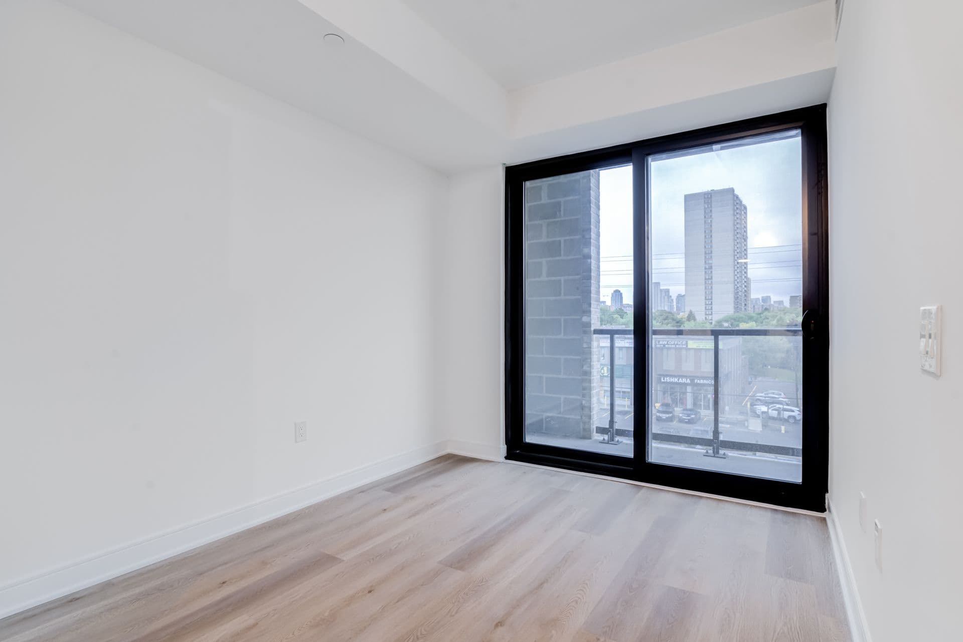 86 Dundas Street E 1705, Mississauga, ON L5A 0B1