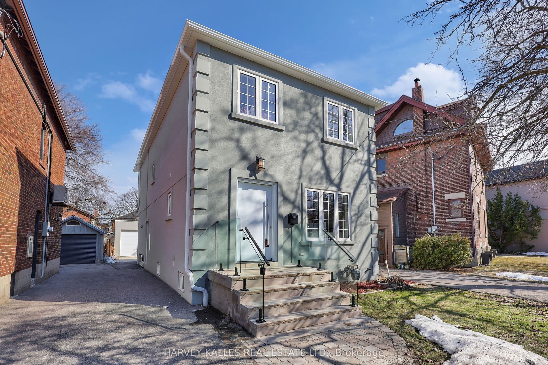 207 Sutherland Drive, Toronto C11, ON M4G 1J1
