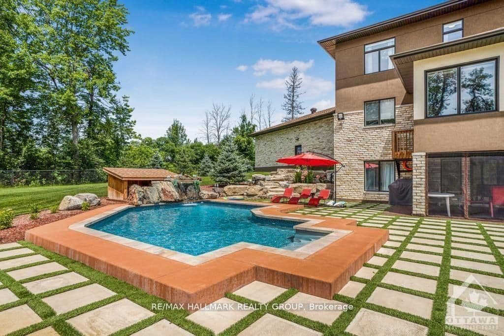 699 Ballycastle Crescent, Blossom Park - Airport and Area, ON K1X 0A4